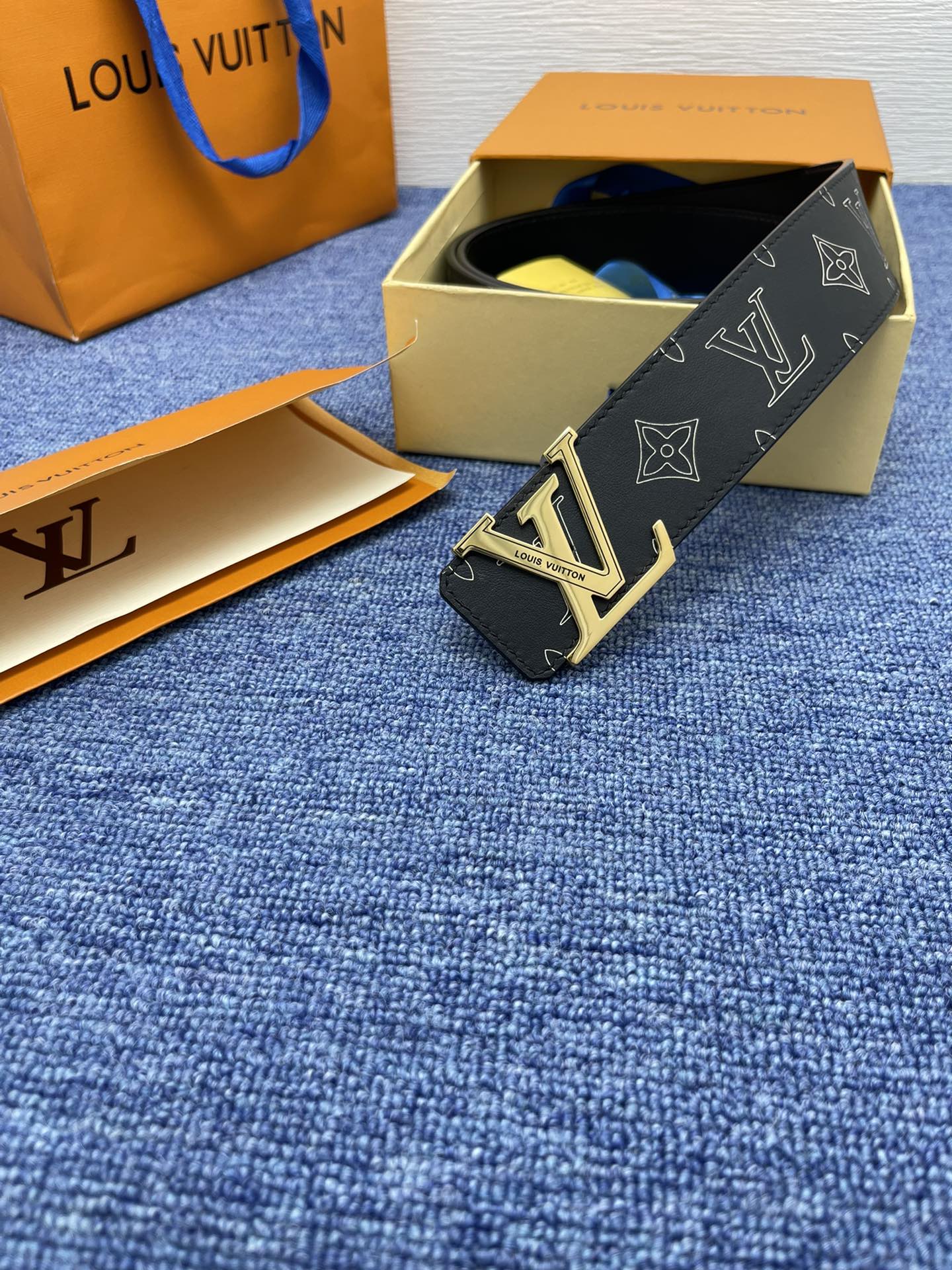 品牌LV4.0cm描述这款饰有LV带扣的腰带配以水牛皮衬里覆以Monogram牛皮展现细腻的品牌特质是牛