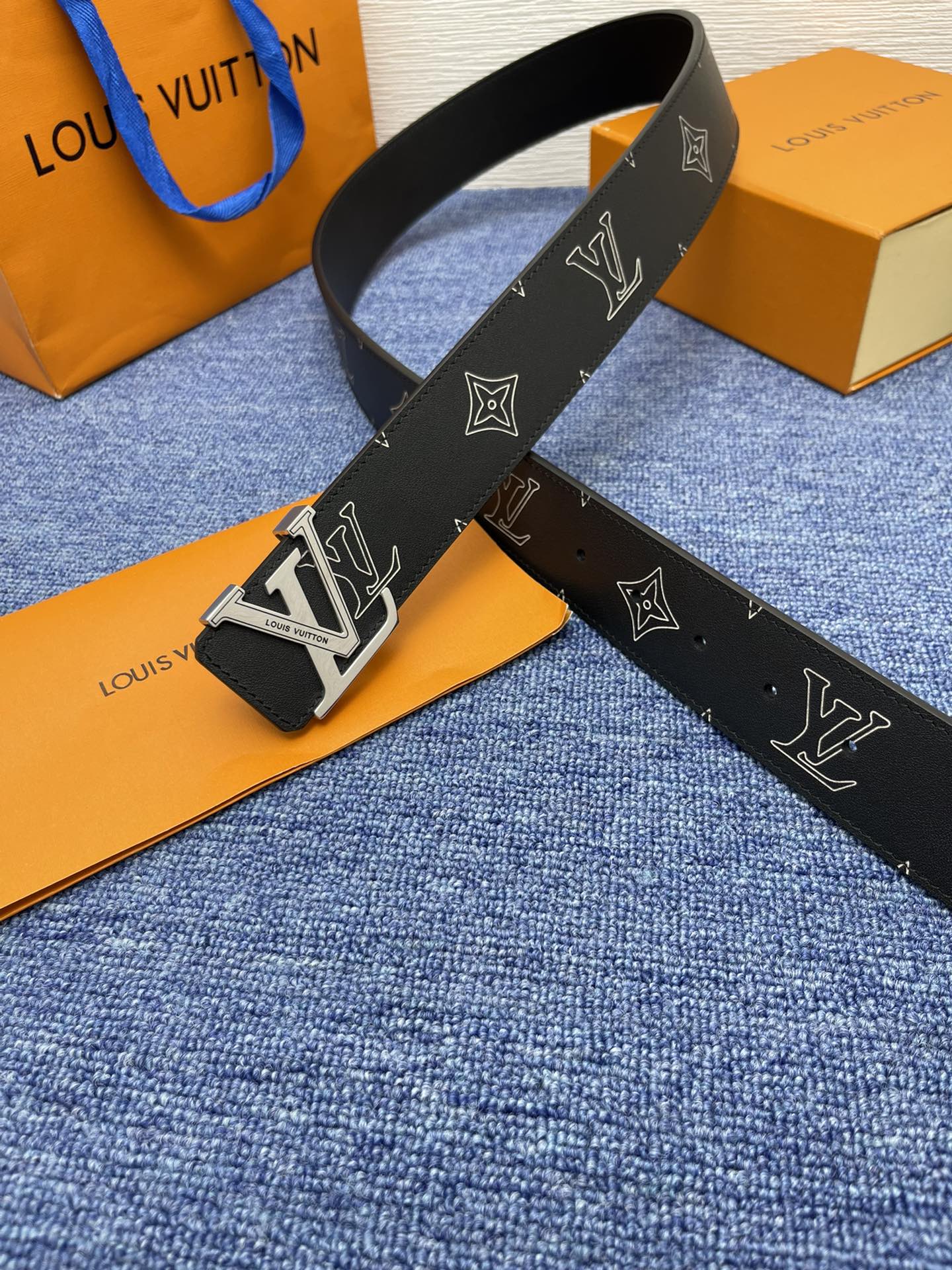 品牌LV4.0cm描述这款饰有LV带扣的腰带配以水牛皮衬里覆以Monogram牛皮展现细腻的品牌特质是牛