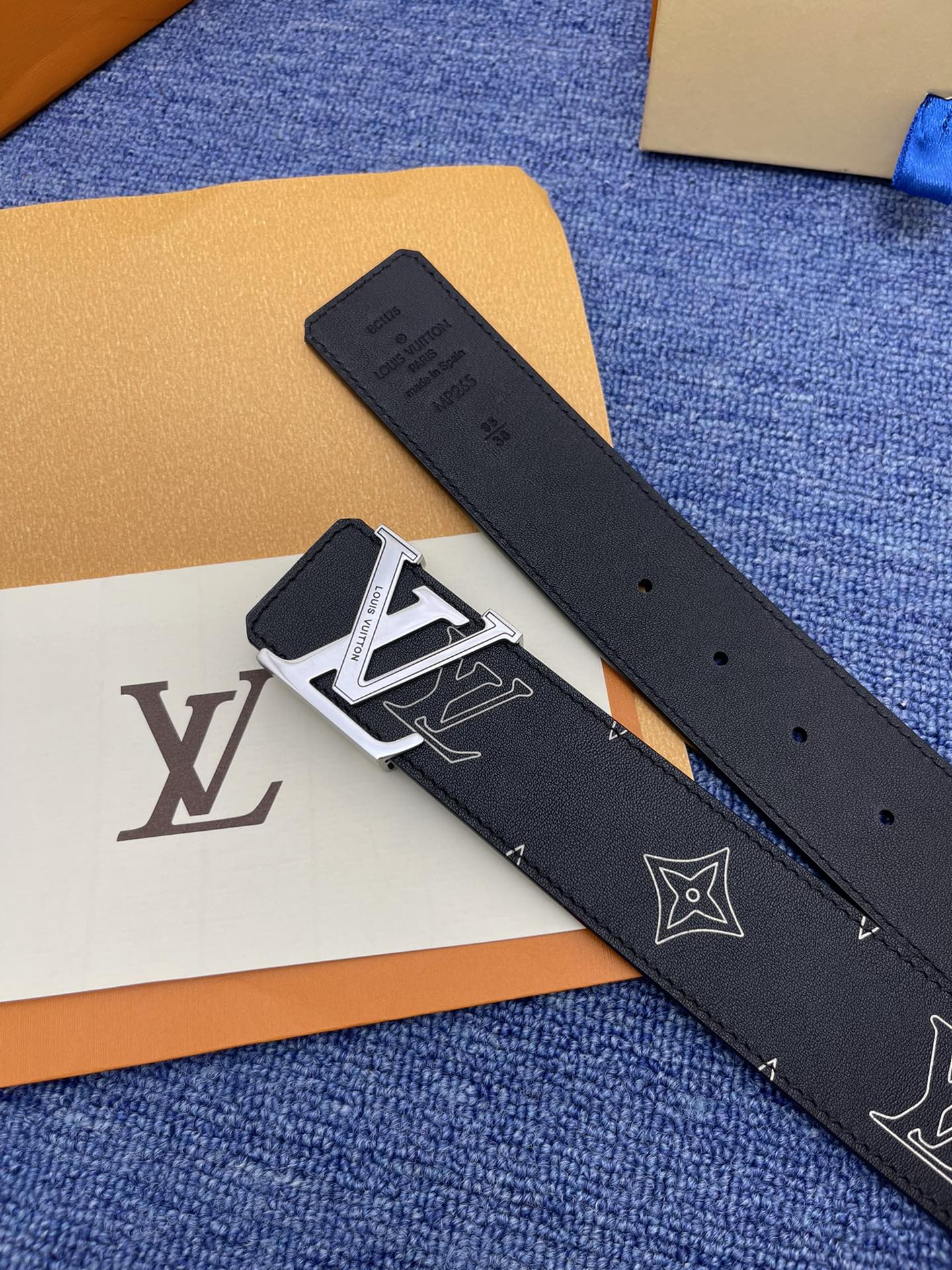 品牌LV4.0cm描述这款饰有LV带扣的腰带配以水牛皮衬里覆以Monogram牛皮展现细腻的品牌特质是牛