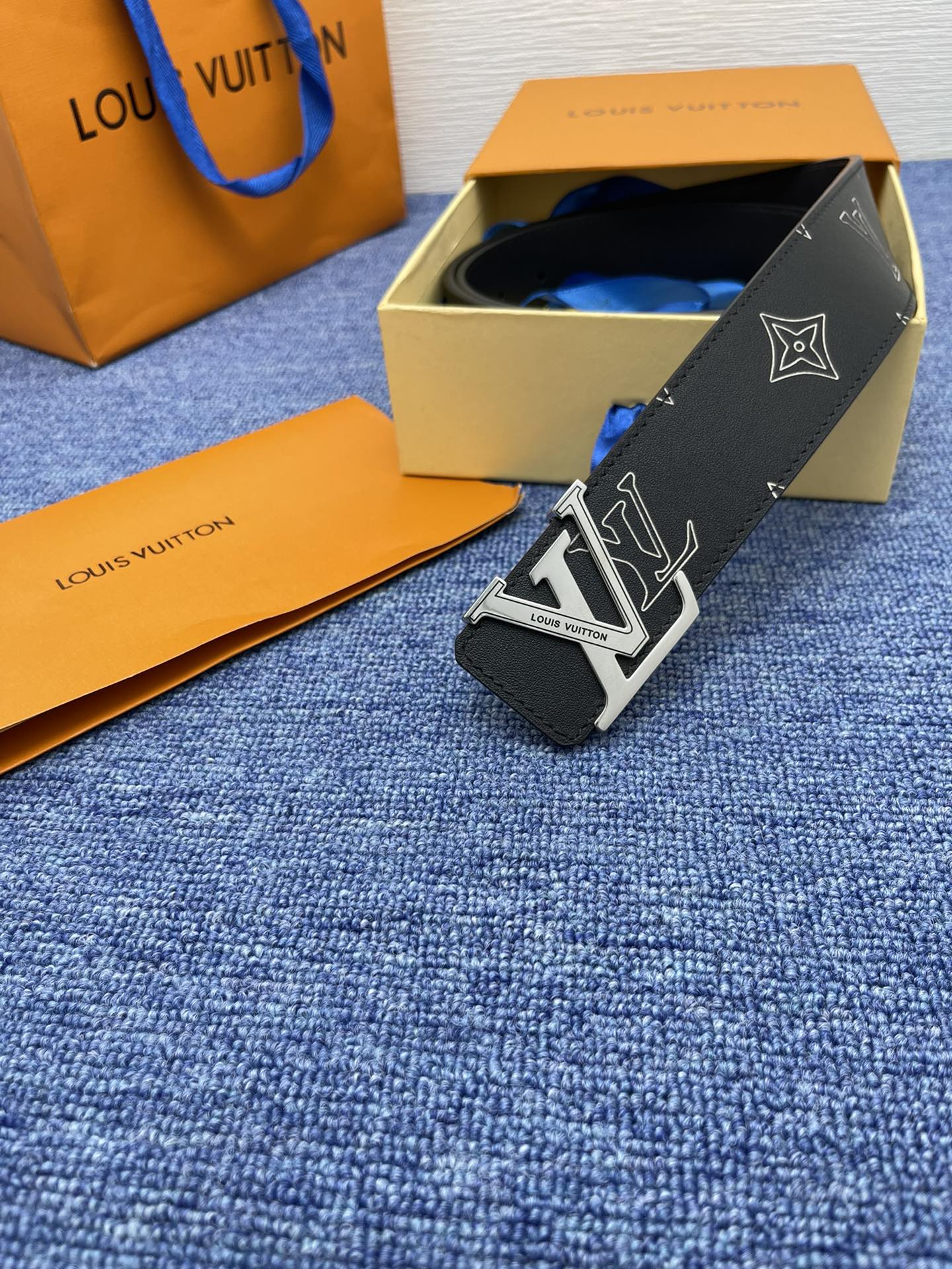 品牌LV4.0cm描述这款饰有LV带扣的腰带配以水牛皮衬里覆以Monogram牛皮展现细腻的品牌特质是牛