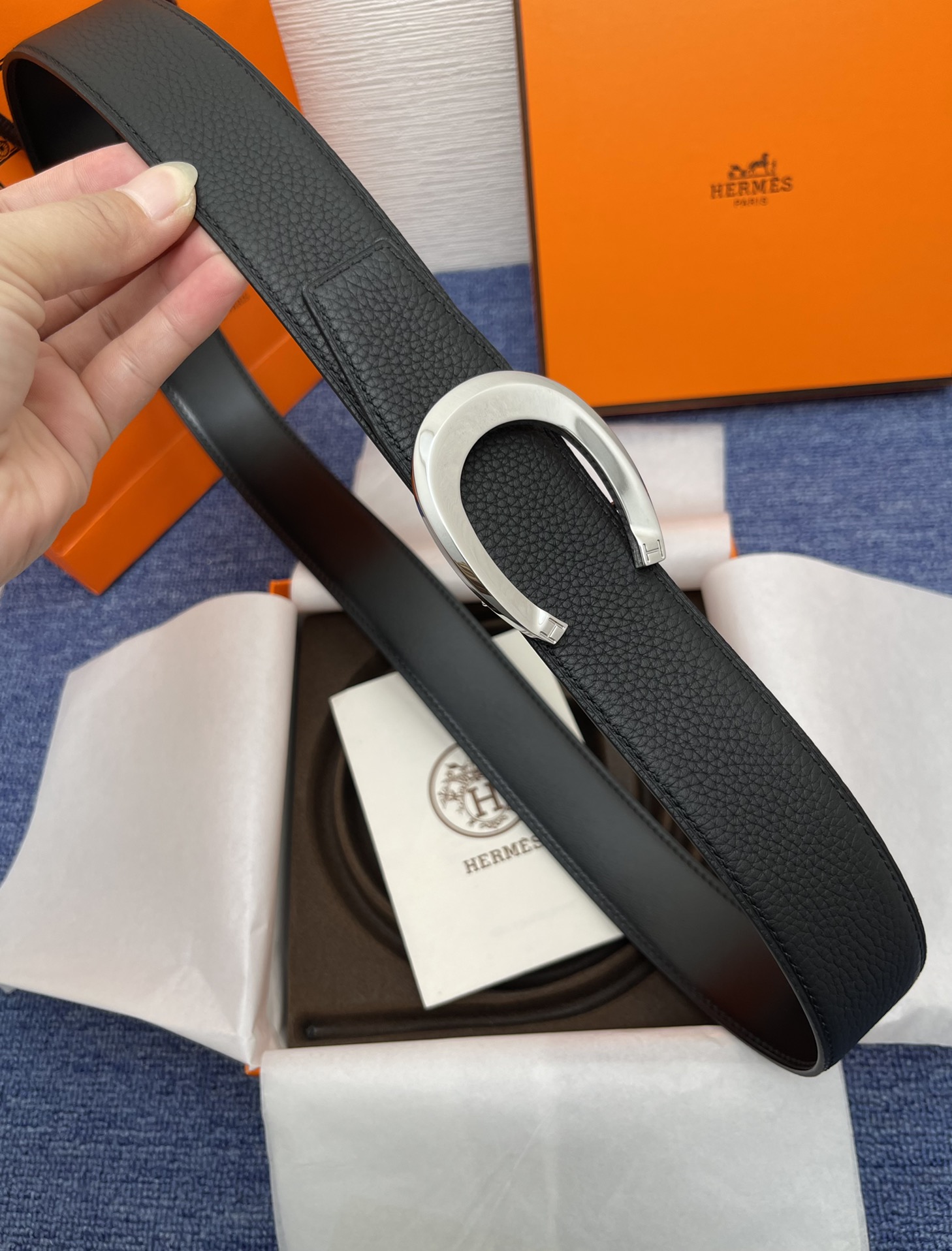 品牌爱马仕描述采用高级真皮精制而成触感厚实饰以商标带扣腰带为意大利尺寸请在购买前参阅腰带尺寸指南.铜扣金