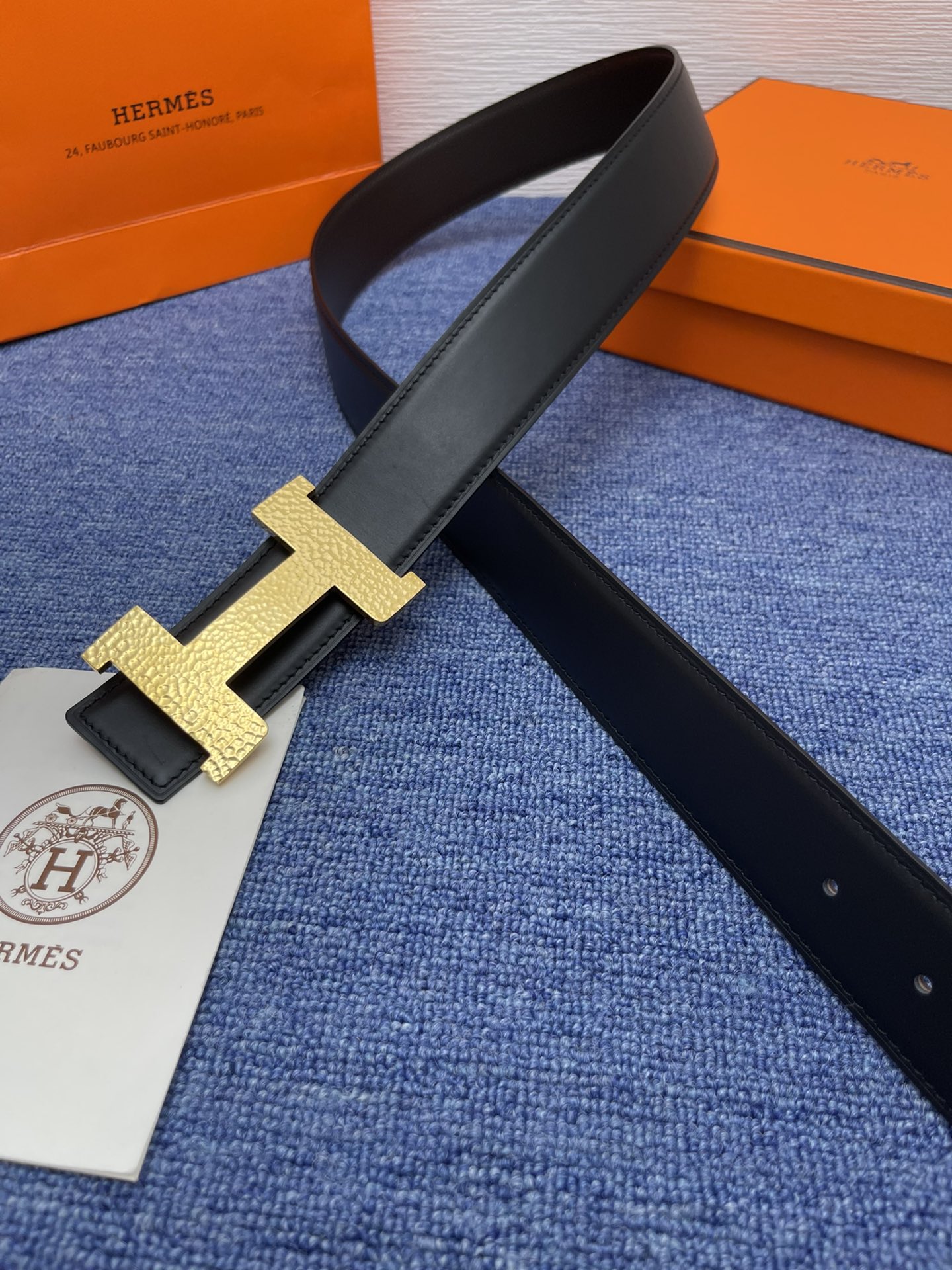 品牌爱马仕描述采用高级真皮精制而成触感厚实饰以商标带扣腰带为意大利尺寸请在购买前参阅腰带尺寸指南.铜扣金