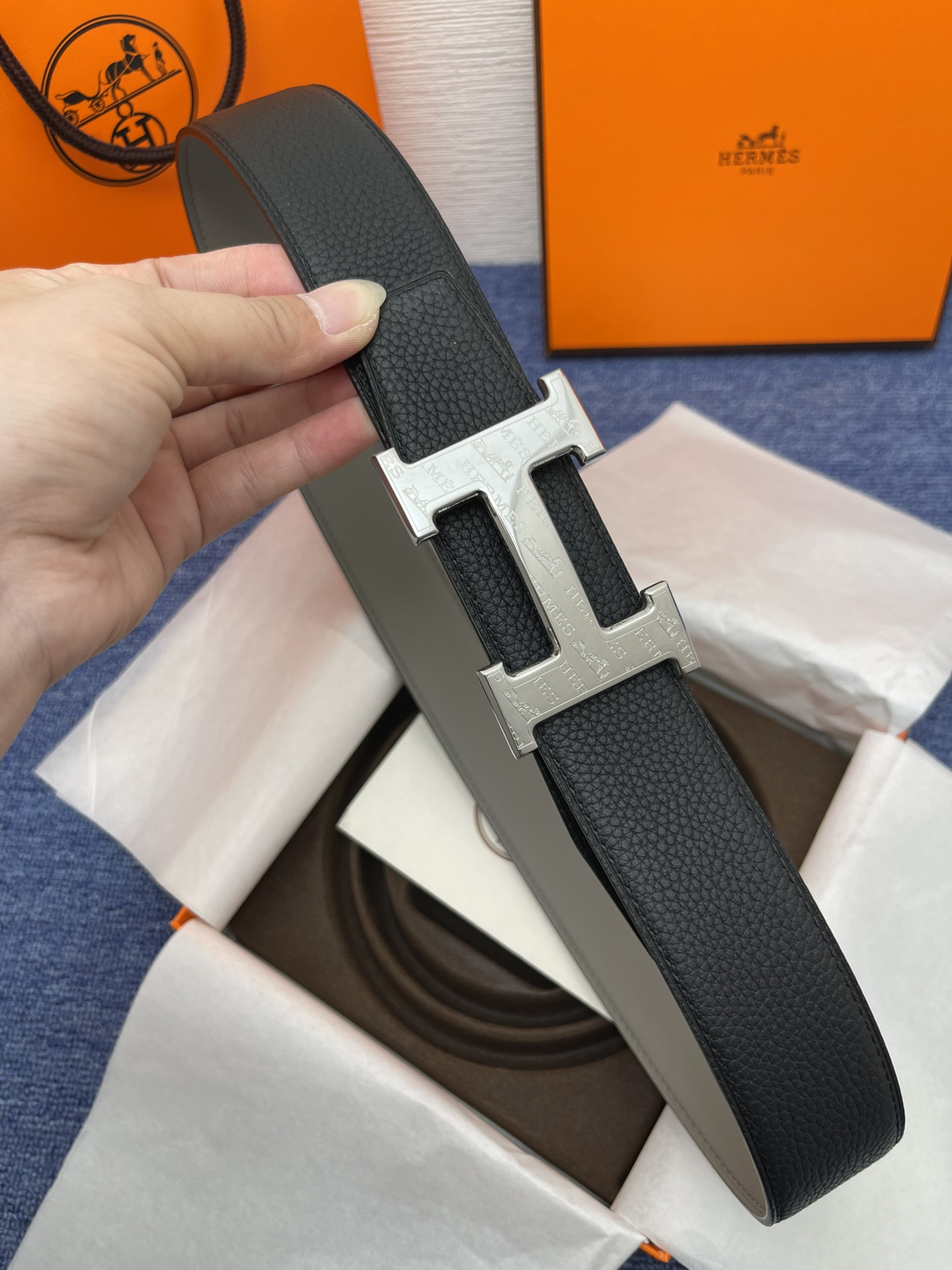 品牌爱马仕描述采用高级真皮精制而成触感厚实饰以商标带扣腰带为意大利尺寸请在购买前参阅腰带尺寸指南.铜扣金