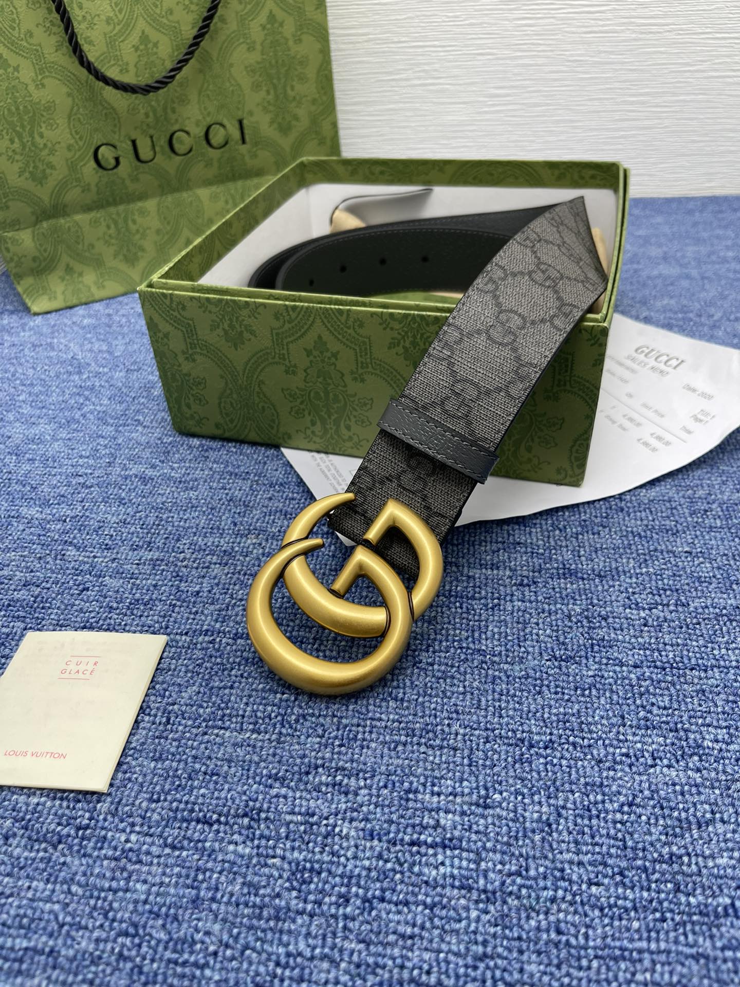 品牌古驰Gucci描述采用高级GucciSignature真皮精制而成触感厚实饰以双G商标带扣腰带为意大