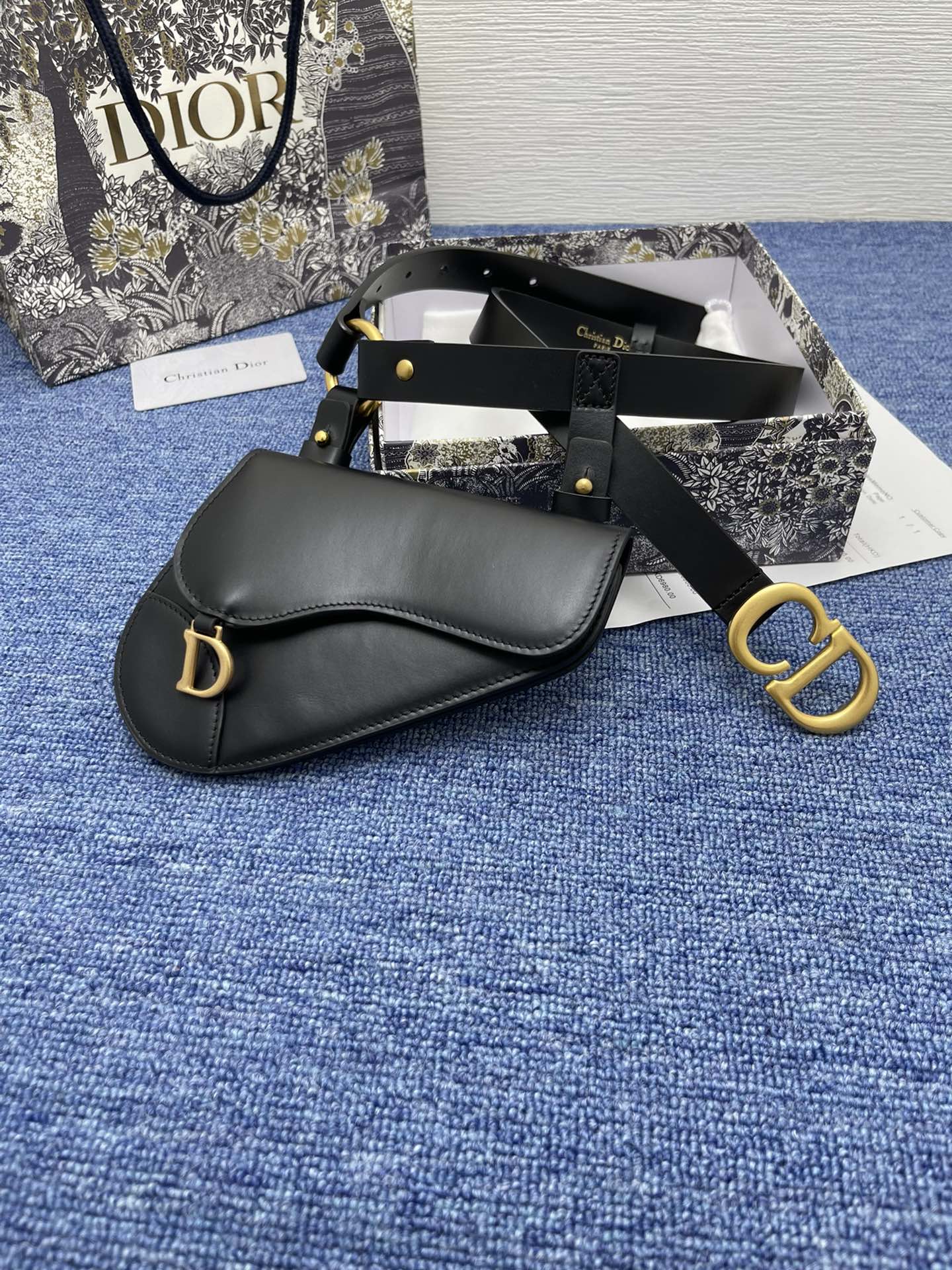 迪奥5502.0cm这款30MontaigneAvenue腰带从同名手袋汲取灵感采用黑色光滑牛皮革精心制