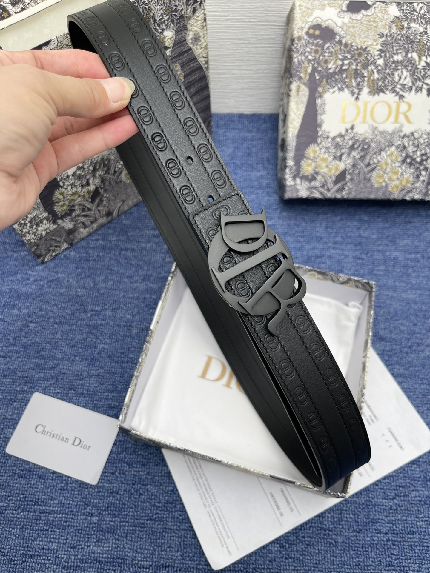 迪奥5503.5cm这款30MontaigneAvenue腰带从同名手袋汲取灵感采用黑色光滑牛皮革精心制