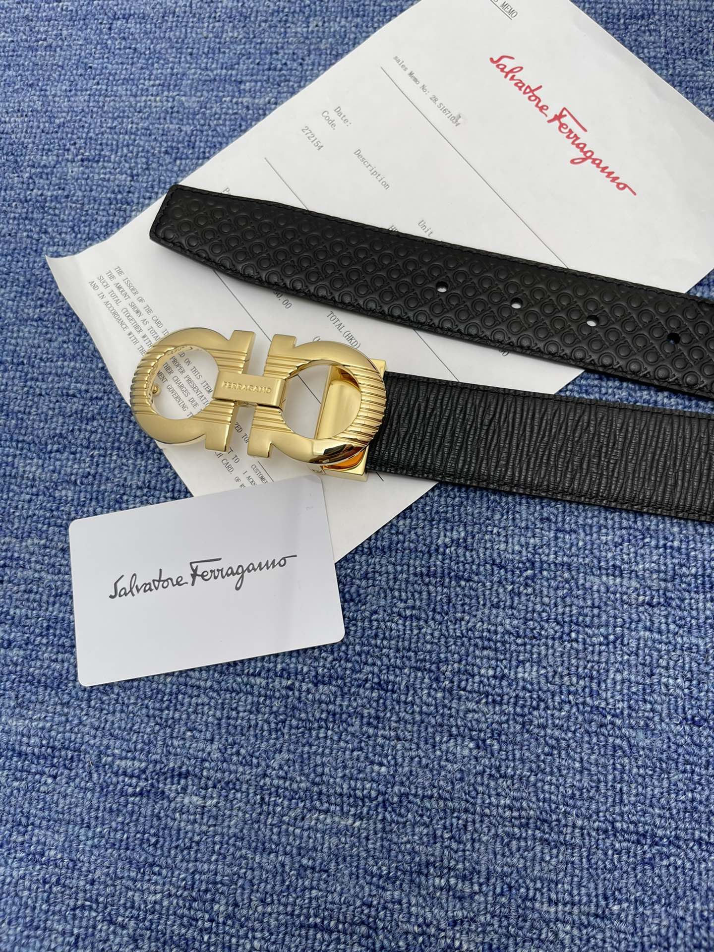 品牌菲拉.格慕3.5cm.描述这款皮带采用天然粒纹皮革材质颇具都市风范细节充满动感同色调金属Gancin