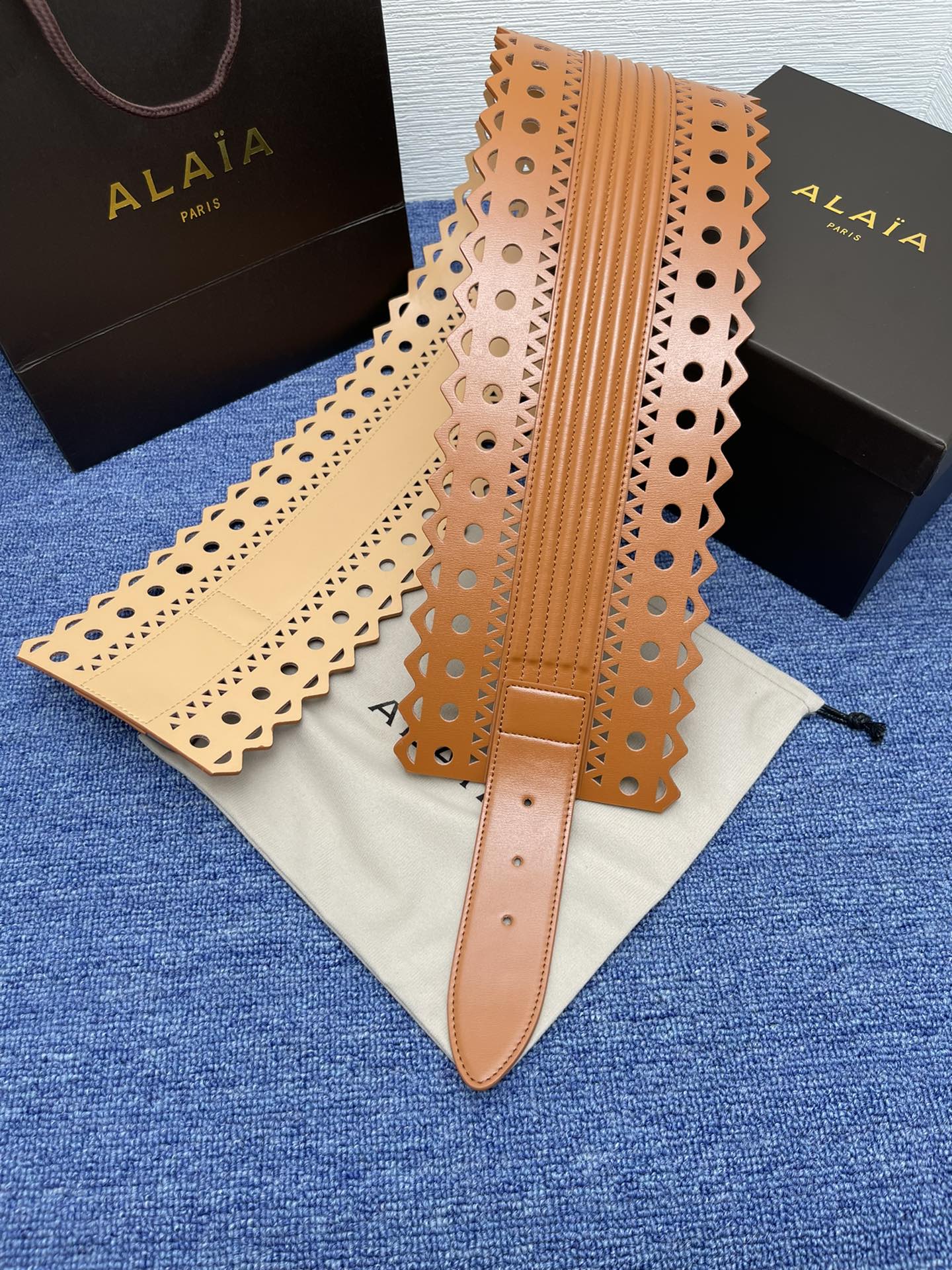Alaia阿来莱腰封品牌标志性的镂空雕花工艺柔软牛皮制成于意大利7cmAlaia是一个以高级时装为魂的巴