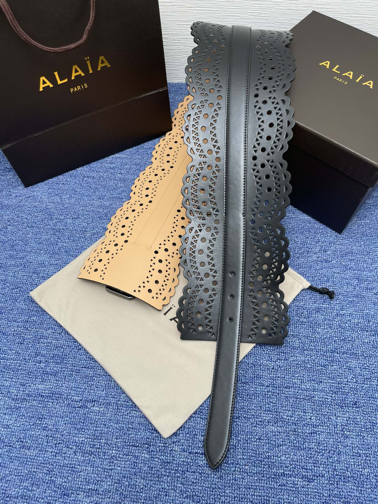 Alaia阿来莱腰封品牌标志性的镂空雕花工艺柔软牛皮制成于意大利7cmAlaia是一个以高级时装为魂的巴