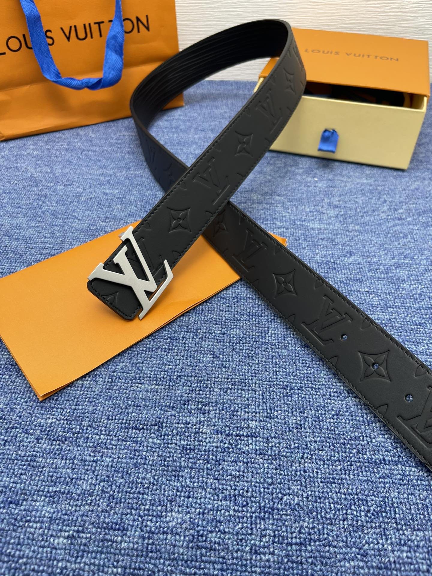 品牌LV4.0cm描述这款饰有LV带扣的腰带配以水牛皮衬里覆以Monogram牛皮展现细腻的品牌特质是牛