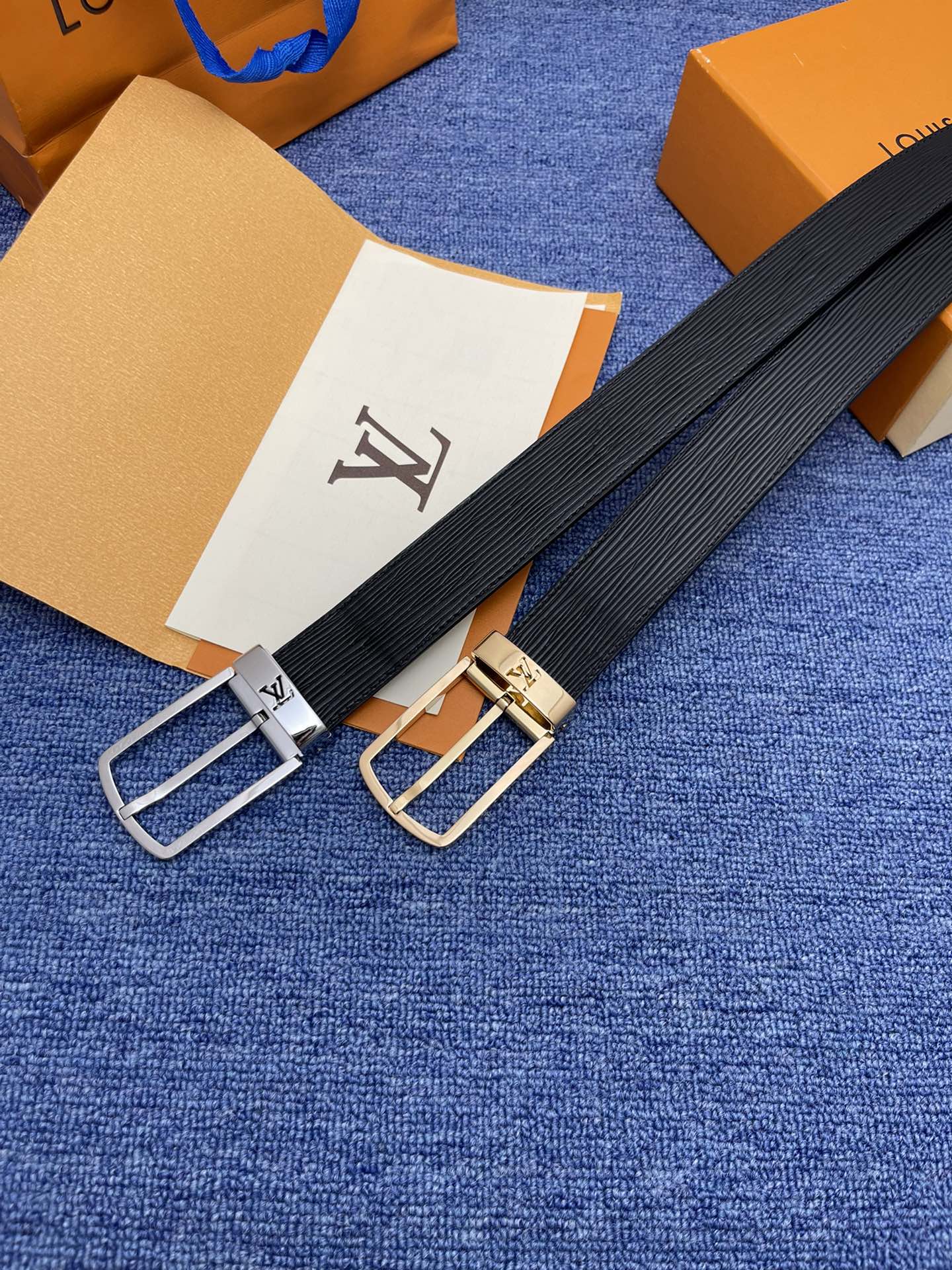 品牌LV3.5cm描述这款饰有LV带扣的腰带配以水牛皮衬里覆以Monogram牛皮展现细腻的品牌特质是牛