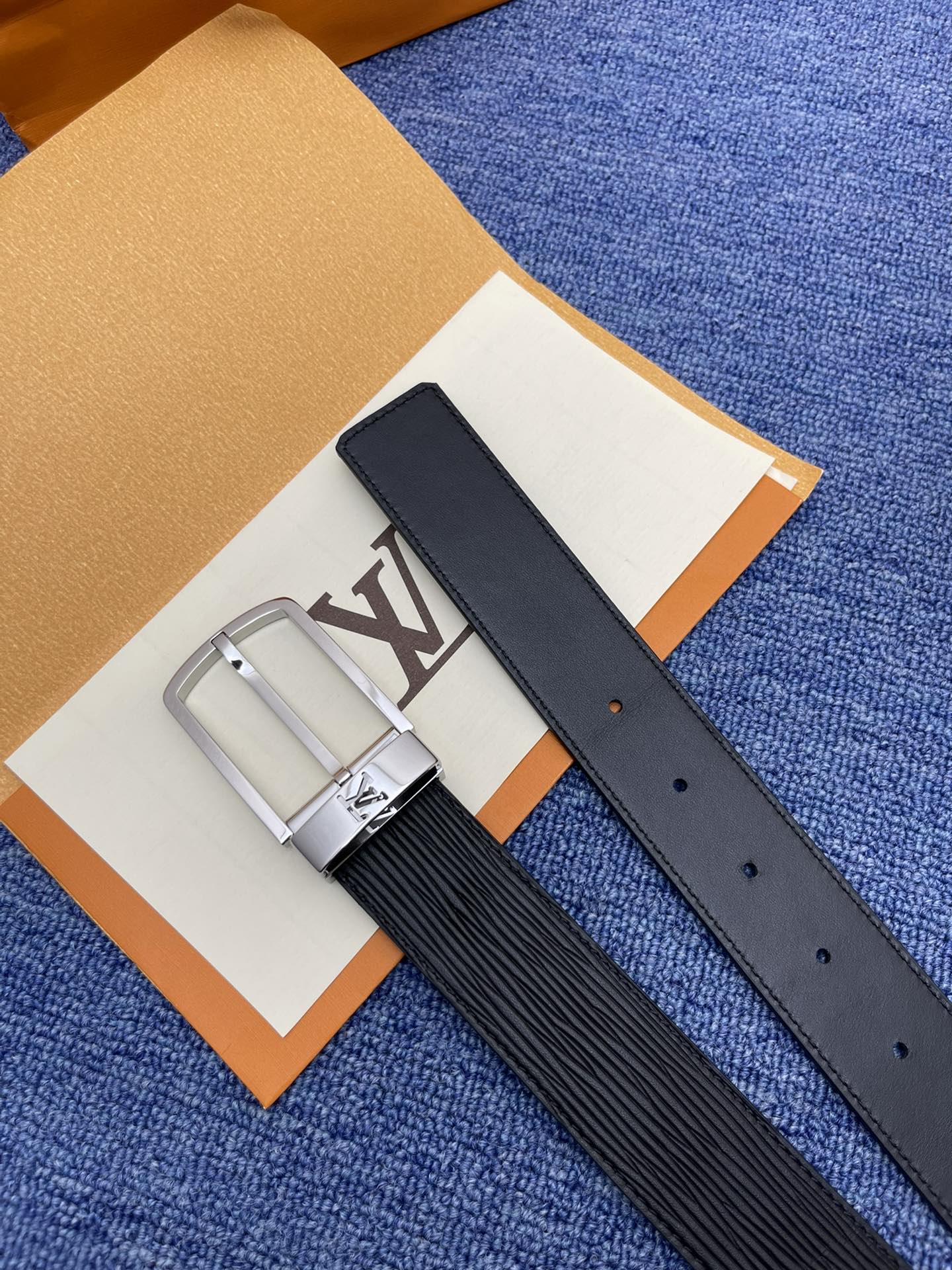 品牌LV3.5cm描述这款饰有LV带扣的腰带配以水牛皮衬里覆以Monogram牛皮展现细腻的品牌特质是牛