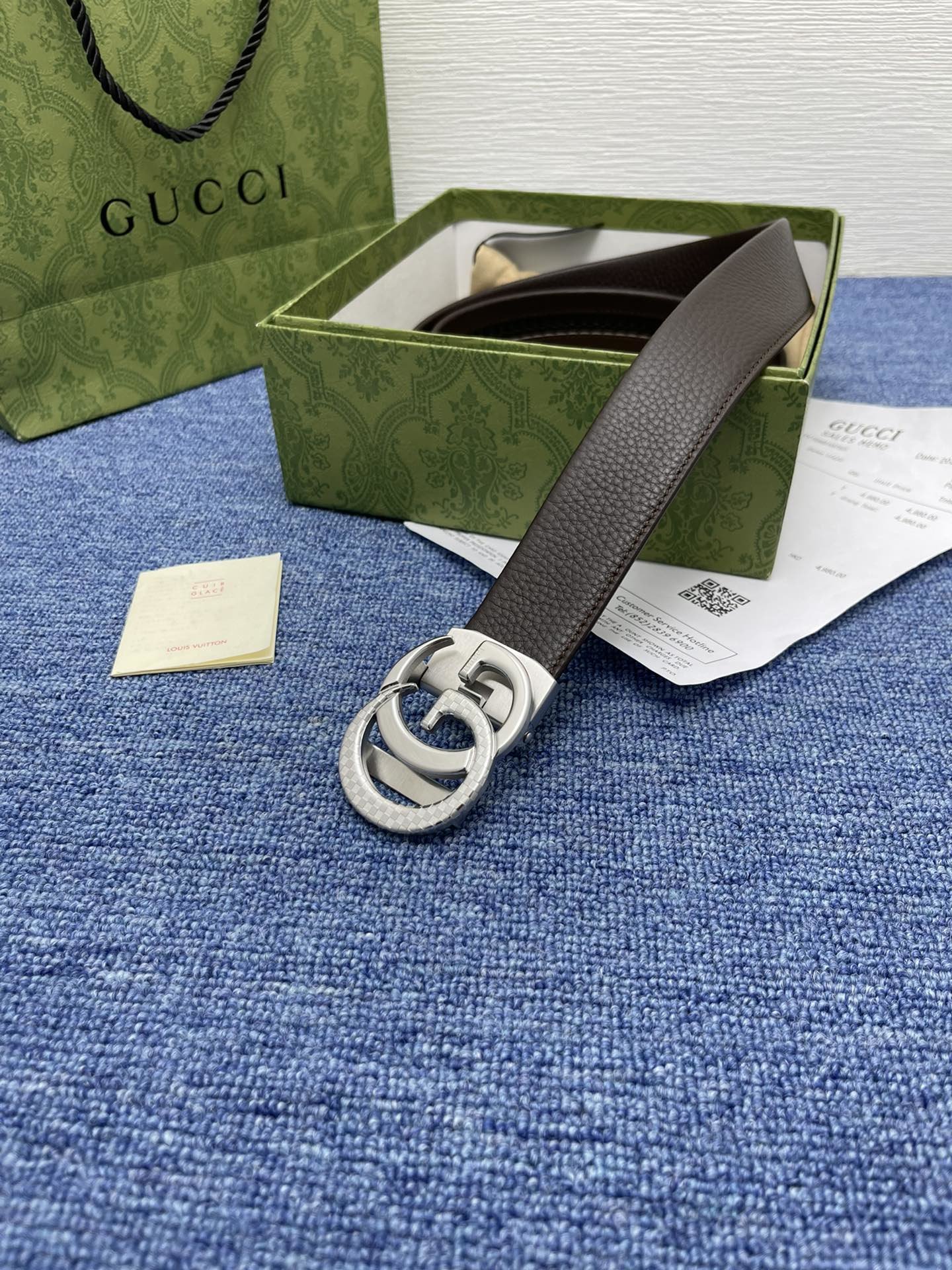 品牌古驰Gucci自动描述采用高级GucciSignature真皮精制而成触感厚实饰以双G商标带扣腰带为
