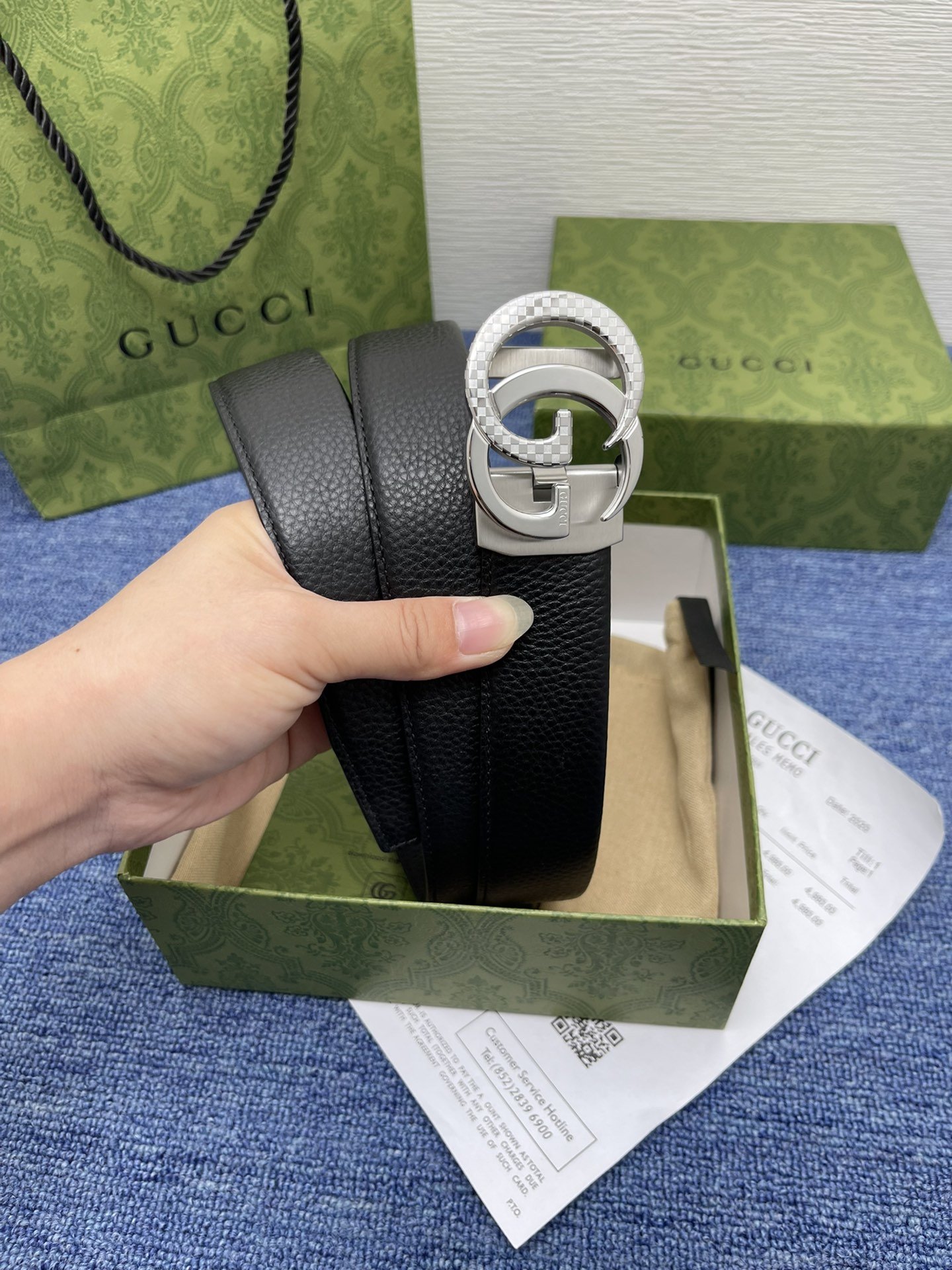品牌古驰Gucci自动描述采用高级GucciSignature真皮精制而成触感厚实饰以双G商标带扣腰带为