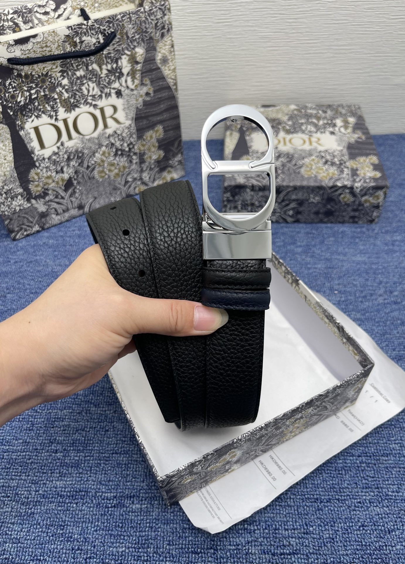 迪奥5503.5cm这款MontaigneAvenue腰带从同名手袋汲取灵感采用黑色光滑牛皮革精心制作质