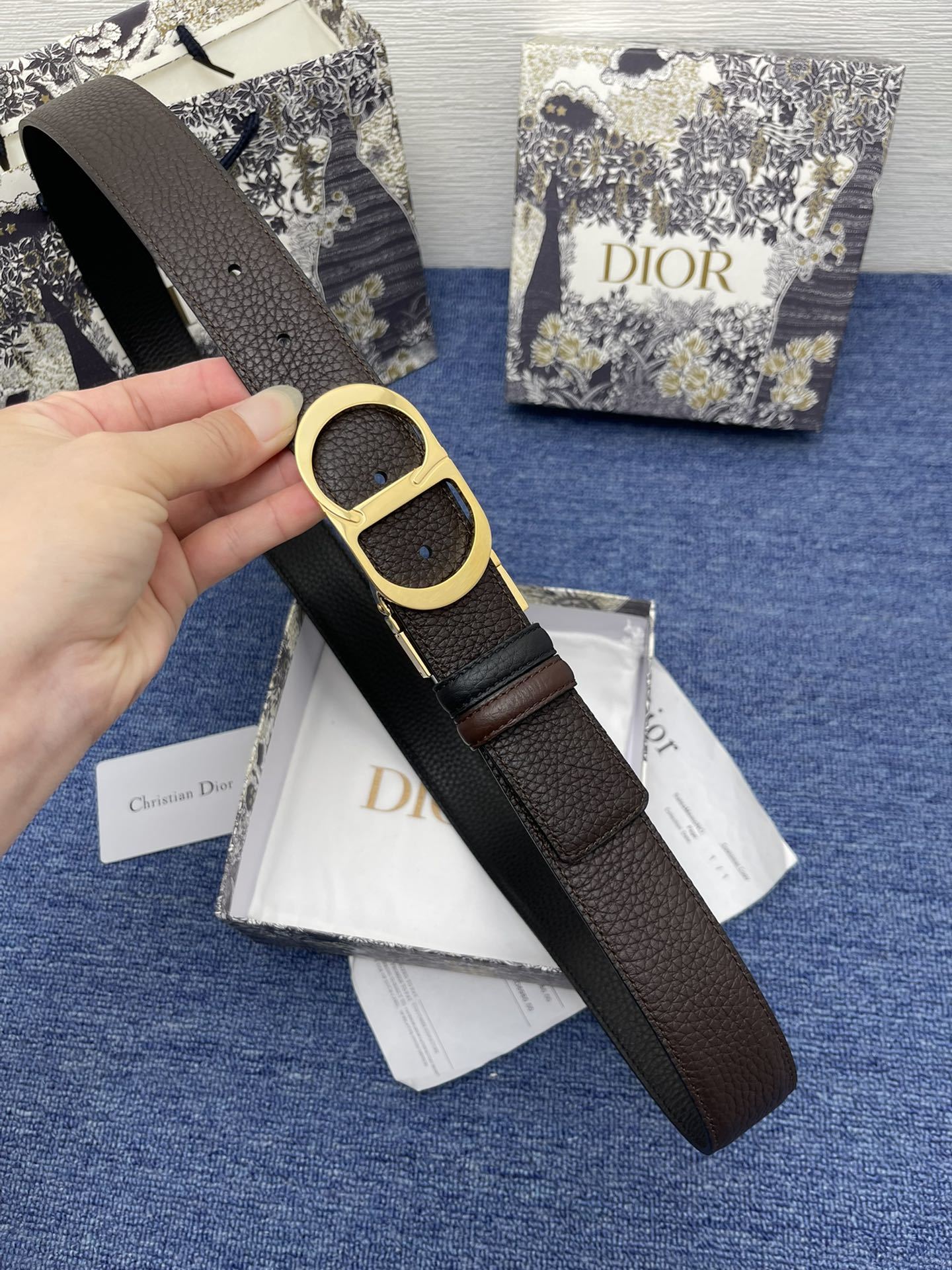 迪奥5503.5cm这款MontaigneAvenue腰带从同名手袋汲取灵感采用黑色光滑牛皮革精心制作质