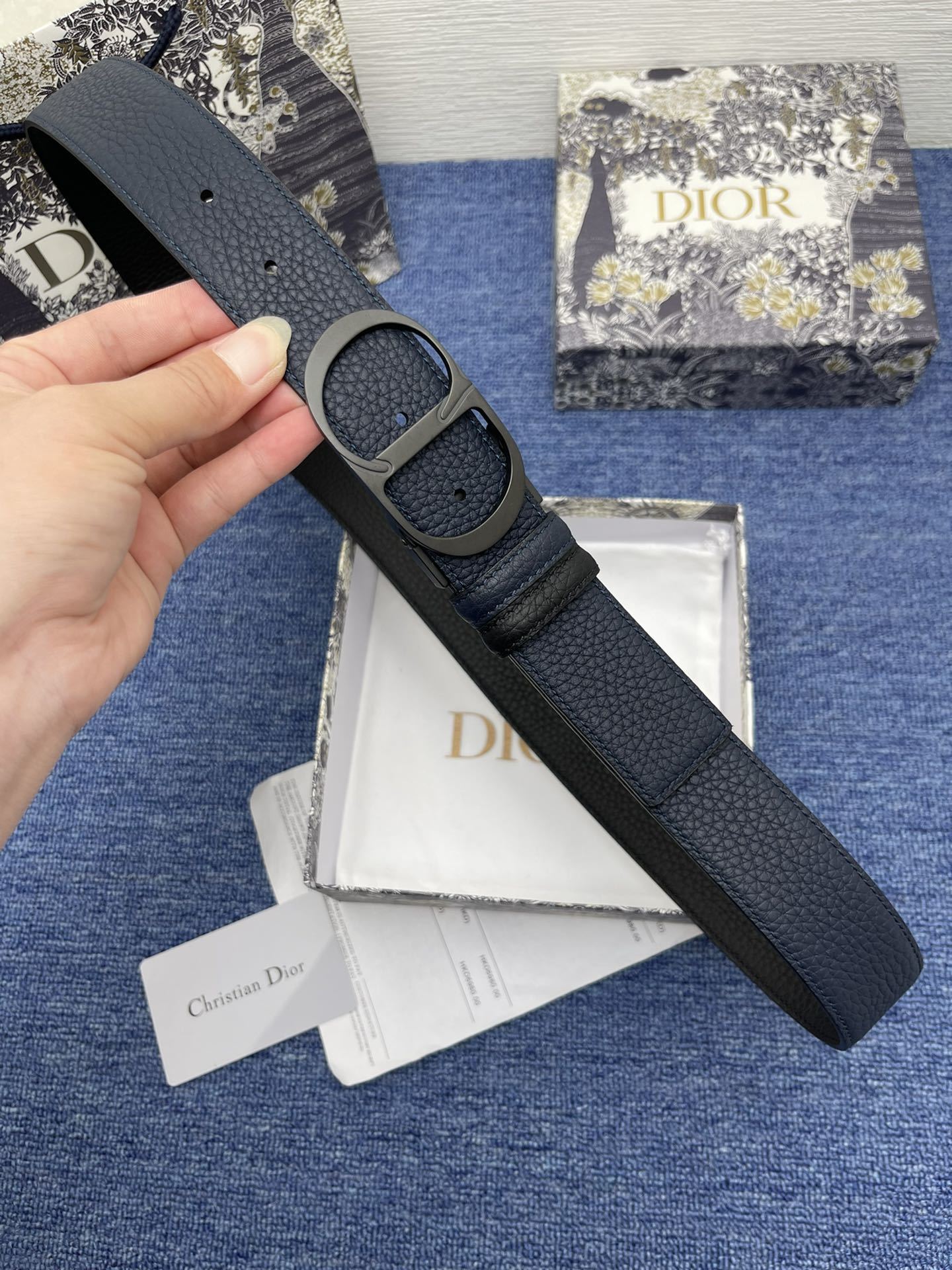 迪奥5503.5cm这款MontaigneAvenue腰带从同名手袋汲取灵感采用黑色光滑牛皮革精心制作质