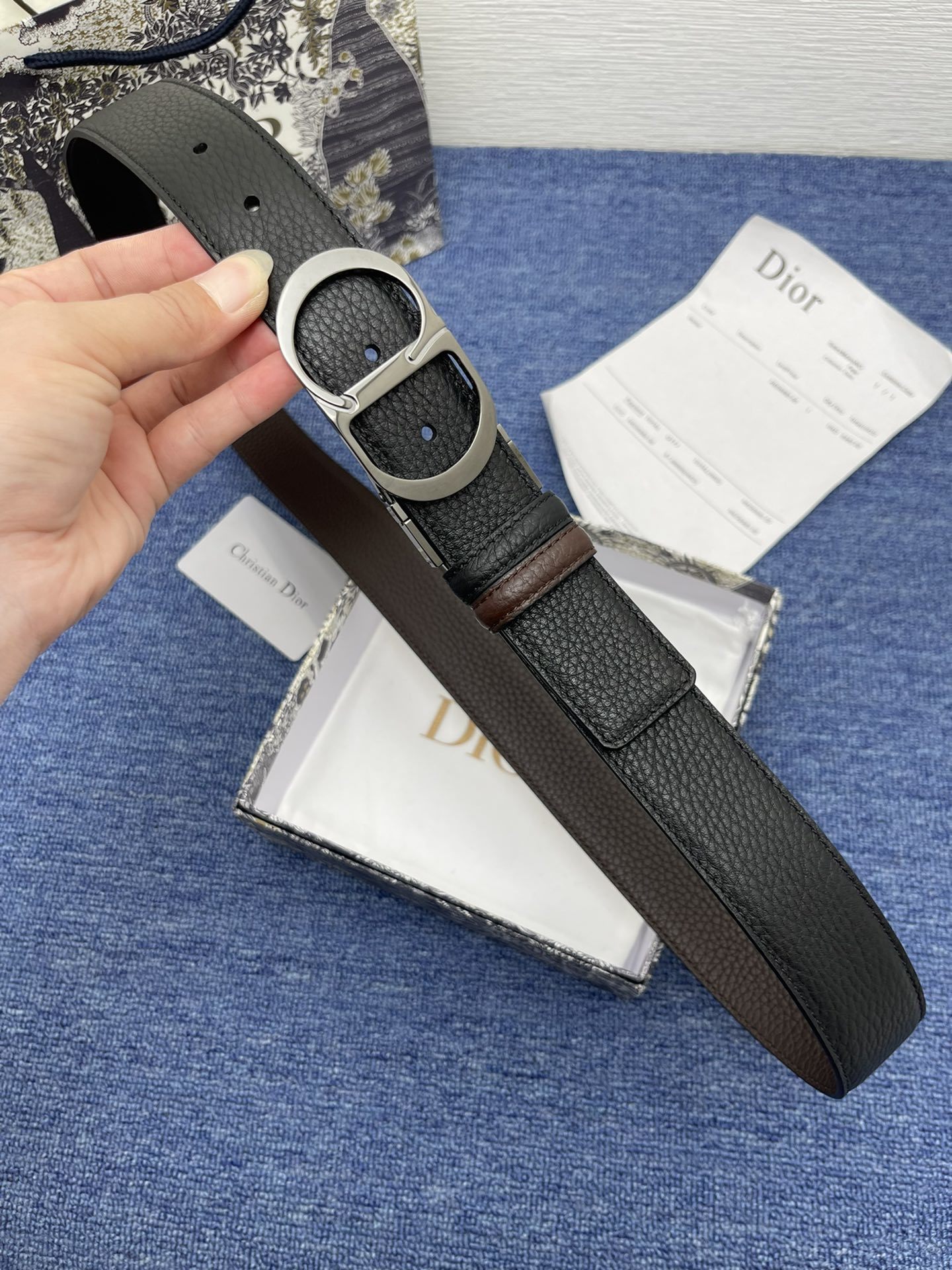 迪奥5503.5cm这款MontaigneAvenue腰带从同名手袋汲取灵感采用黑色光滑牛皮革精心制作质