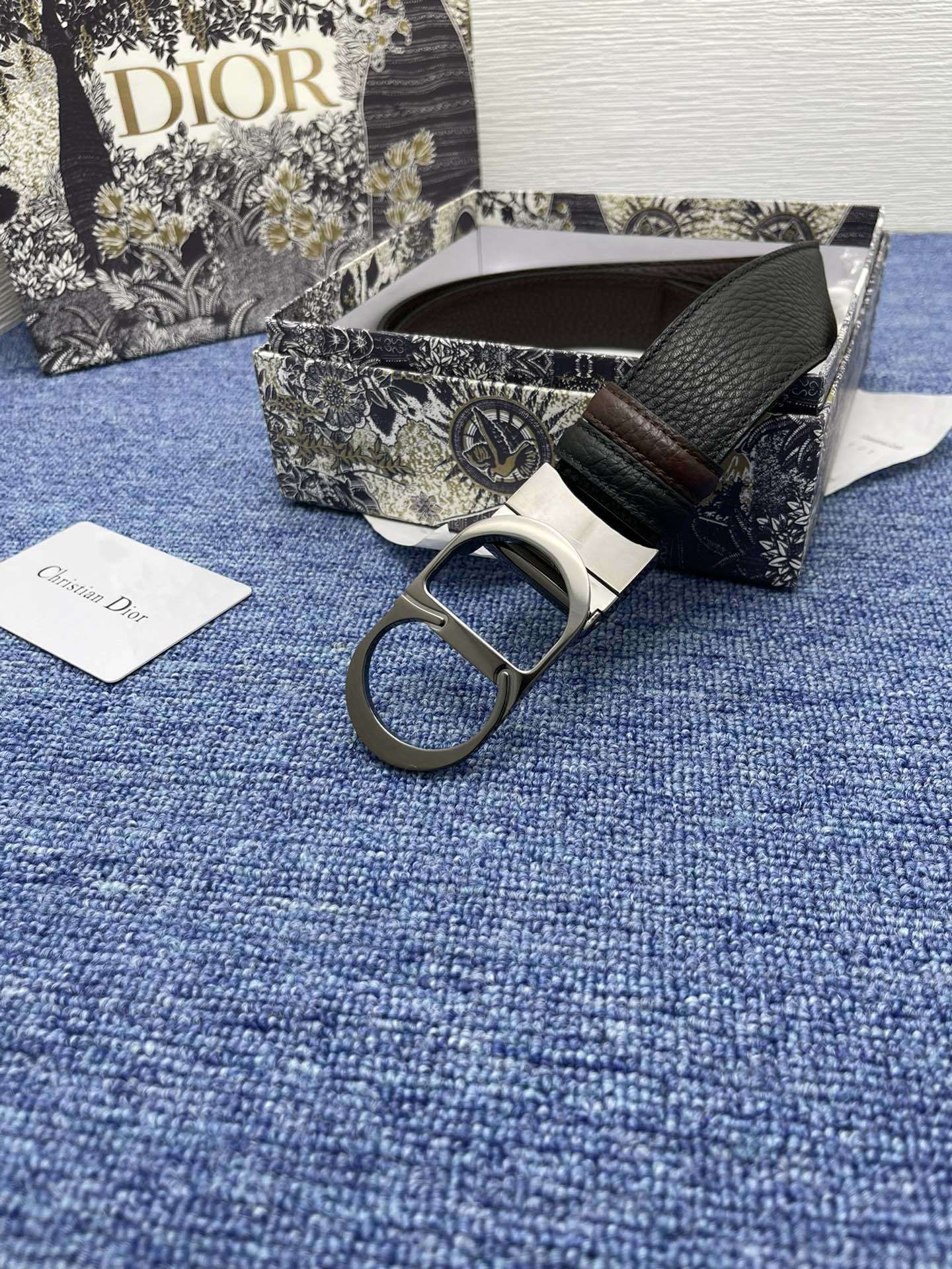 迪奥5503.5cm这款MontaigneAvenue腰带从同名手袋汲取灵感采用黑色光滑牛皮革精心制作质