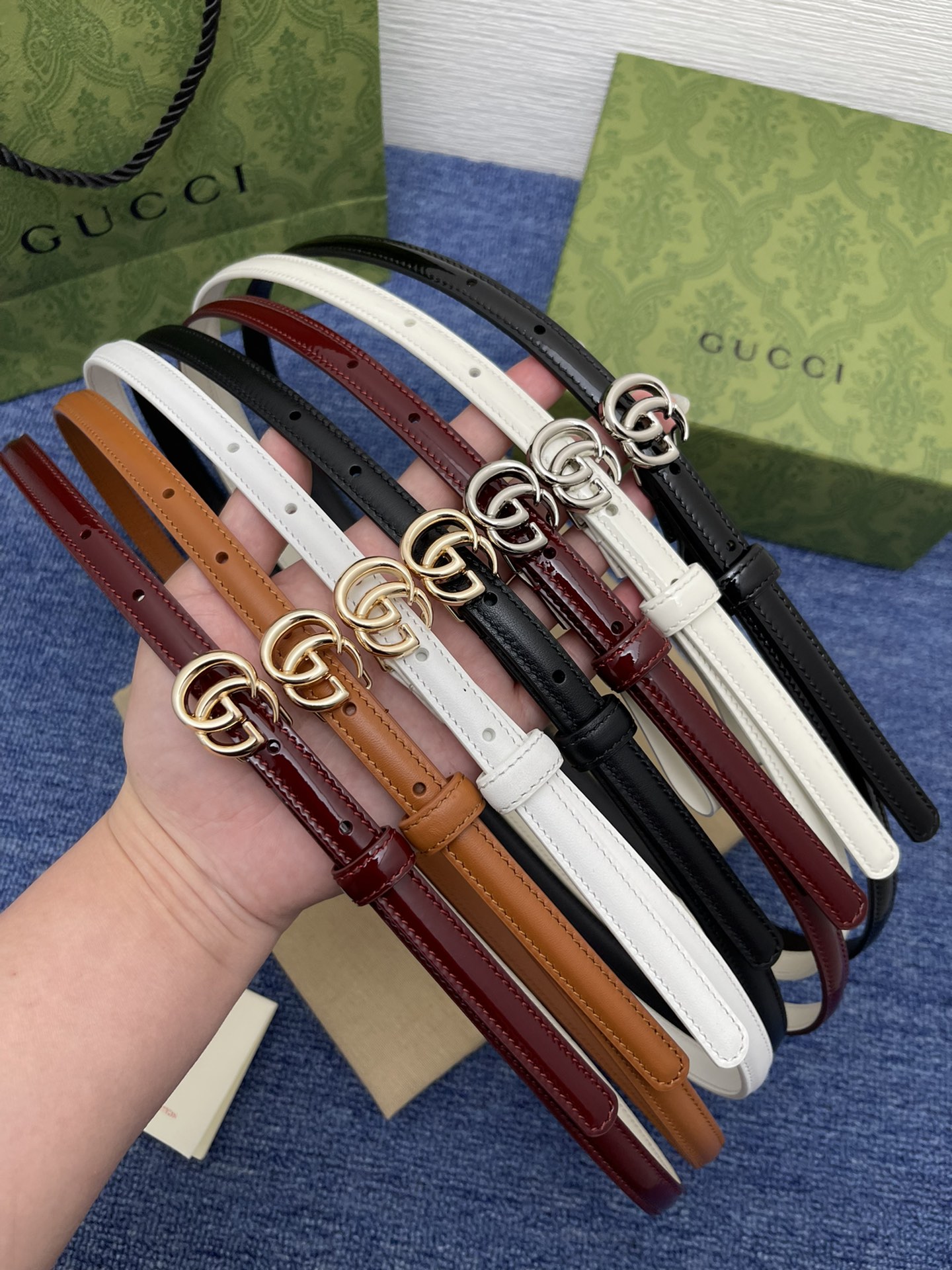 品牌古驰Gucci描述采用高级GucciSignature真皮精制而成触感厚实饰以双G商标带扣腰带为意大