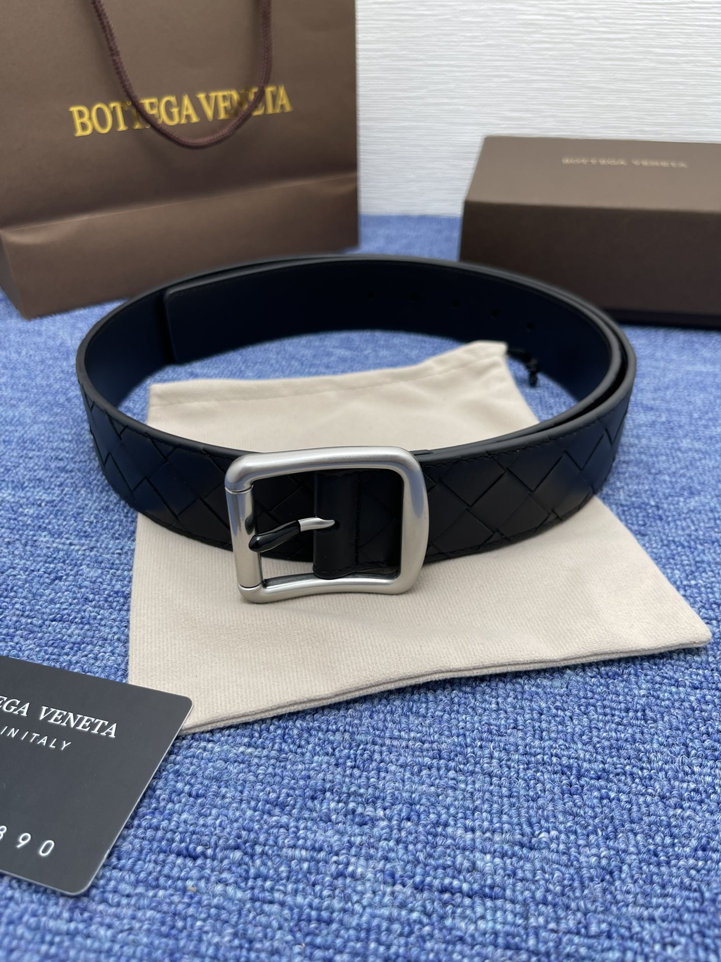 品牌BVNO.550描述双面原版皮这款饰有带扣的腰带配以水牛皮衬里覆以Monogram牛皮展现细腻的品牌