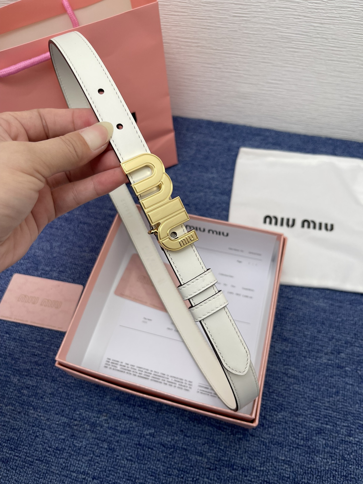 缪缪miumiu专柜新款这款小牛皮腰带是提升别致造型品味的理想之选镂空雕刻logo徽标搭配方型针扣手感柔