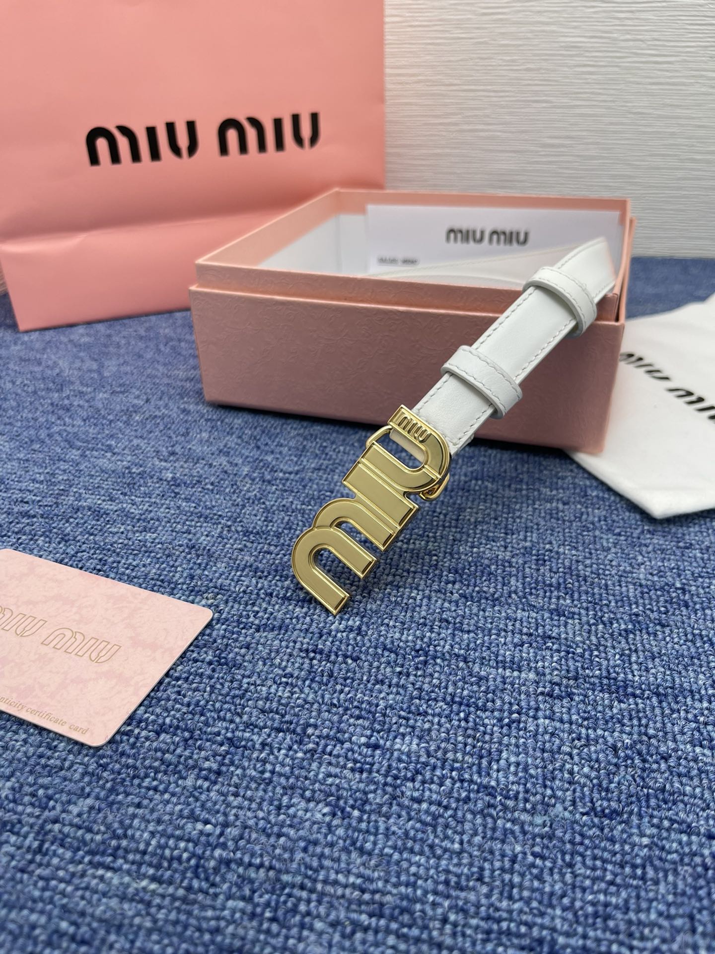 缪缪miumiu专柜新款这款小牛皮腰带是提升别致造型品味的理想之选镂空雕刻logo徽标搭配方型针扣手感柔