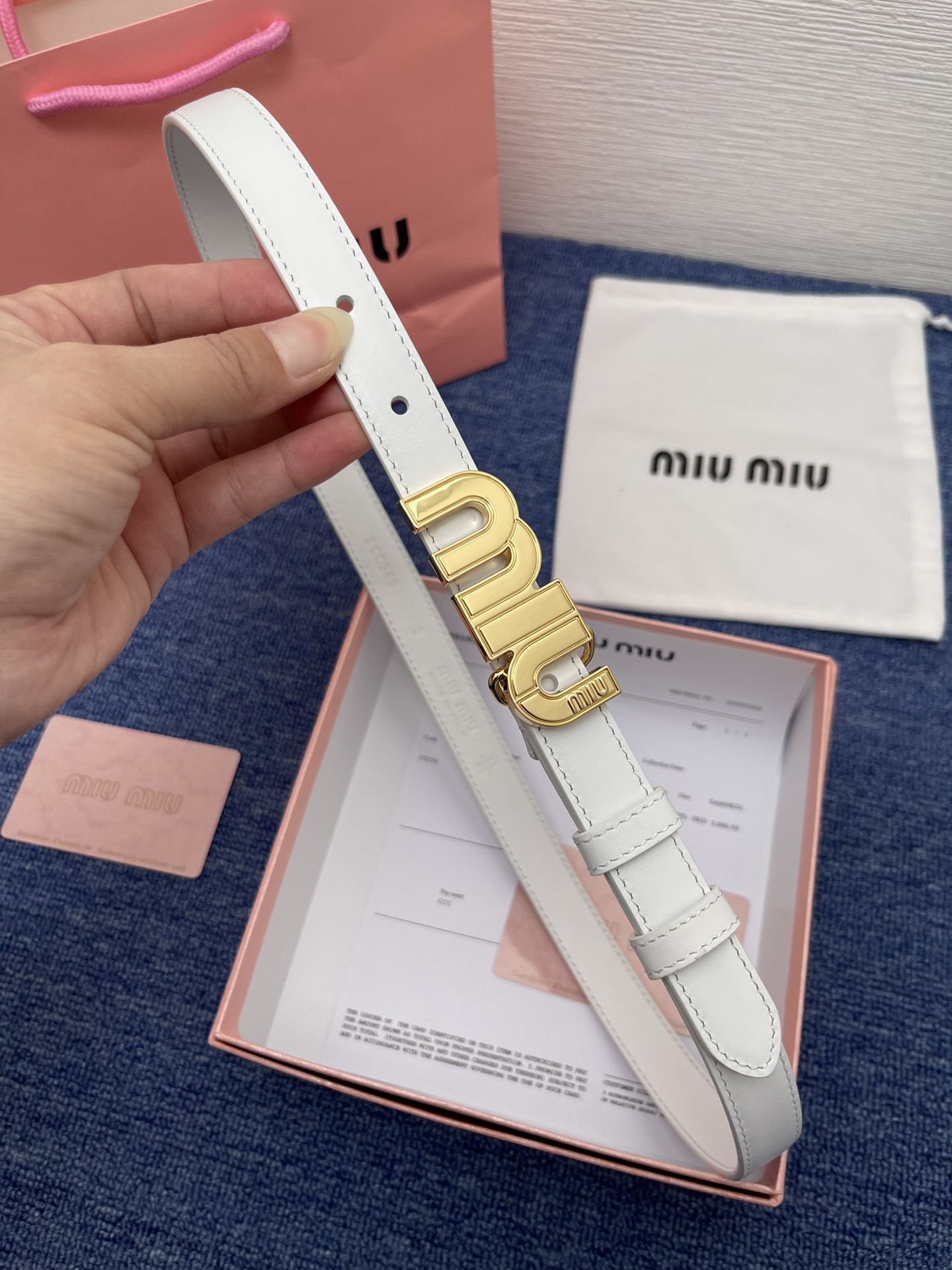 缪缪miumiu专柜新款这款小牛皮腰带是提升别致造型品味的理想之选镂空雕刻logo徽标搭配方型针扣手感柔