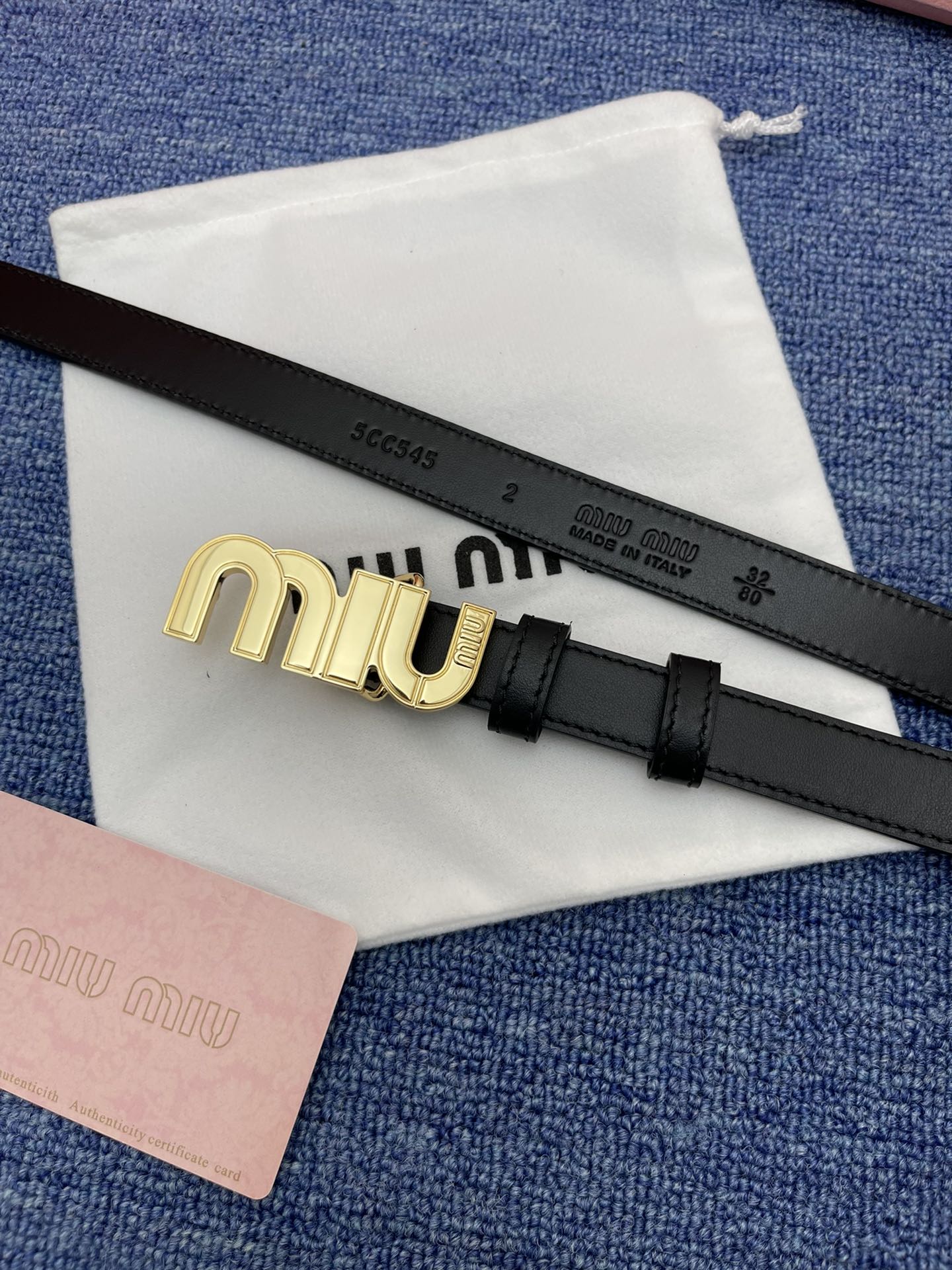 缪缪miumiu专柜新款这款小牛皮腰带是提升别致造型品味的理想之选镂空雕刻logo徽标搭配方型针扣手感柔