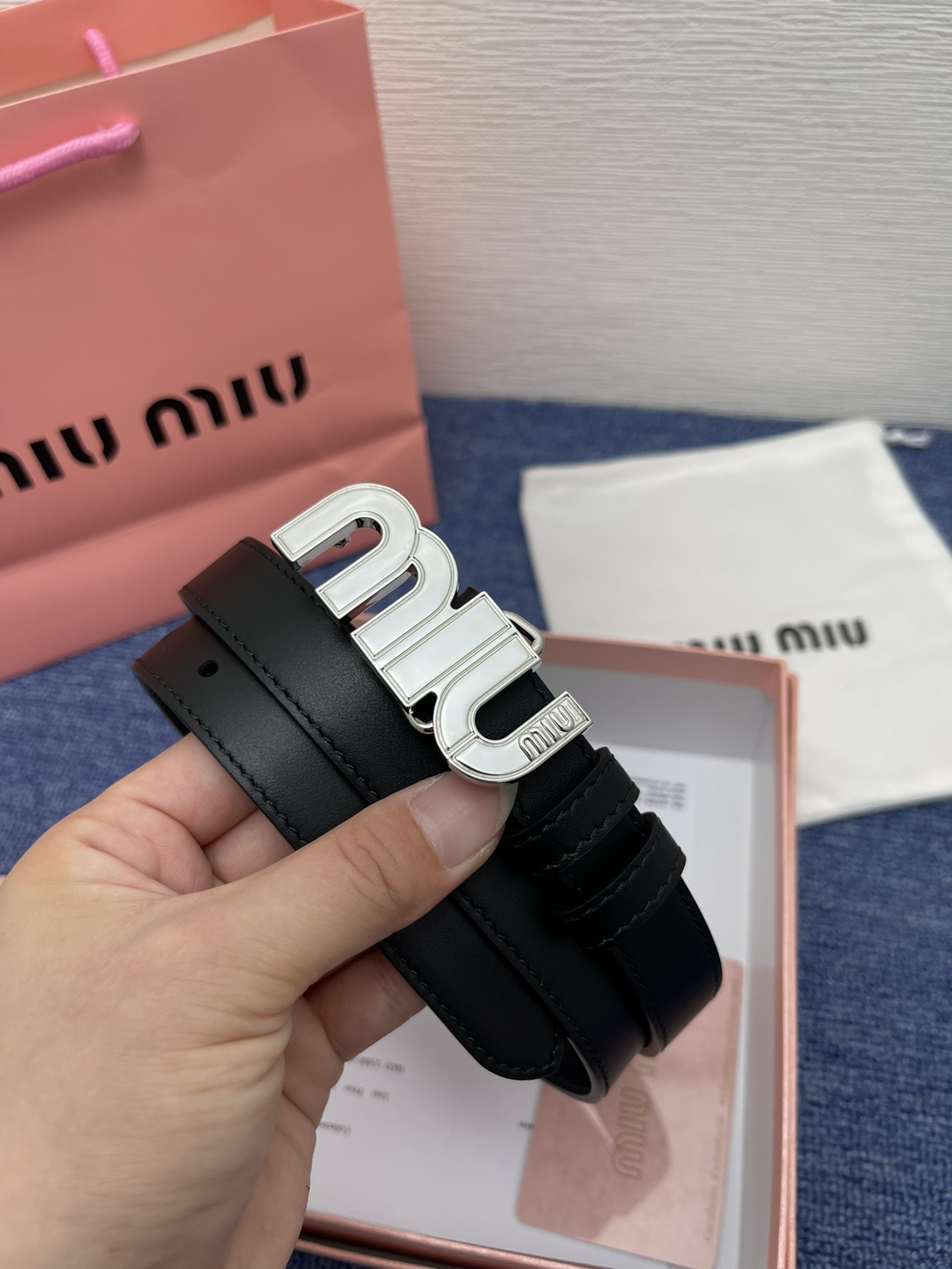 缪缪miumiu专柜新款这款小牛皮腰带是提升别致造型品味的理想之选镂空雕刻logo徽标搭配方型针扣手感柔