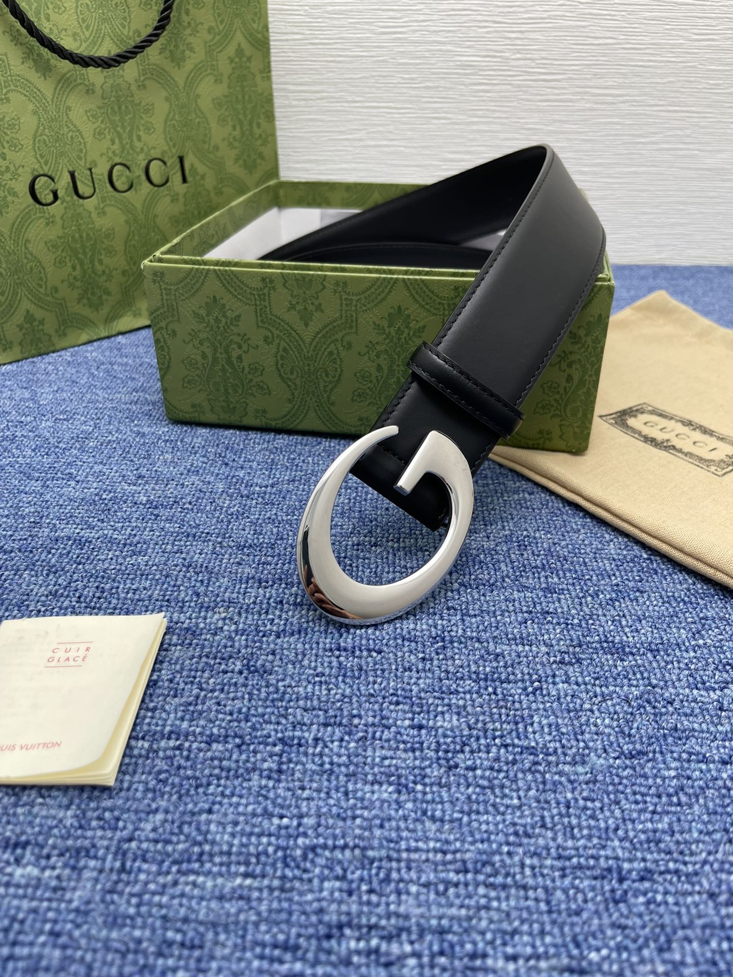 品牌古驰Gucci描述采用高级GucciSignature真皮精制而成触感厚实饰以双G商标带扣腰带为意大