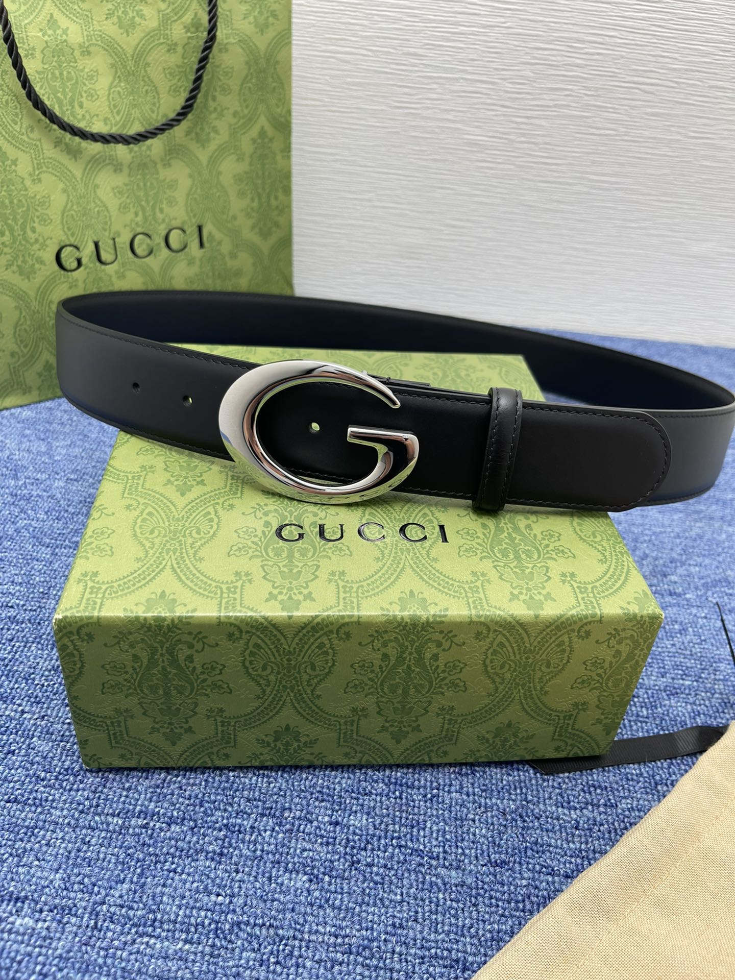 品牌古驰Gucci描述采用高级GucciSignature真皮精制而成触感厚实饰以双G商标带扣腰带为意大