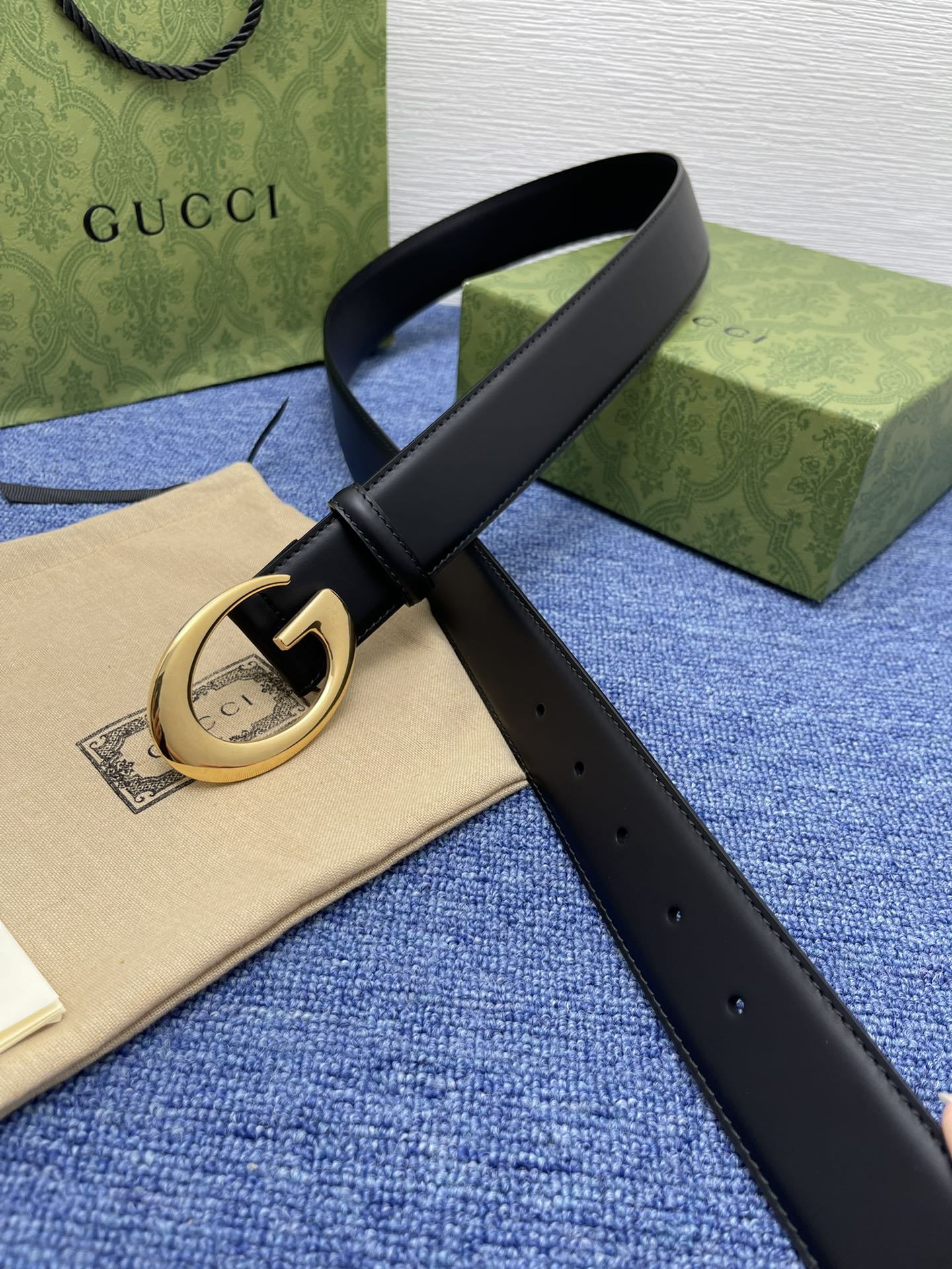 品牌古驰Gucci描述采用高级GucciSignature真皮精制而成触感厚实饰以双G商标带扣腰带为意大