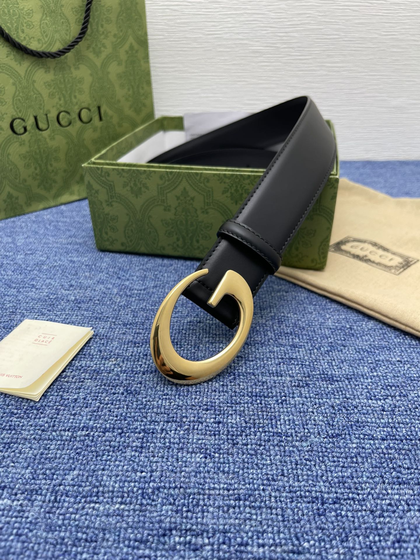 品牌古驰Gucci描述采用高级GucciSignature真皮精制而成触感厚实饰以双G商标带扣腰带为意大