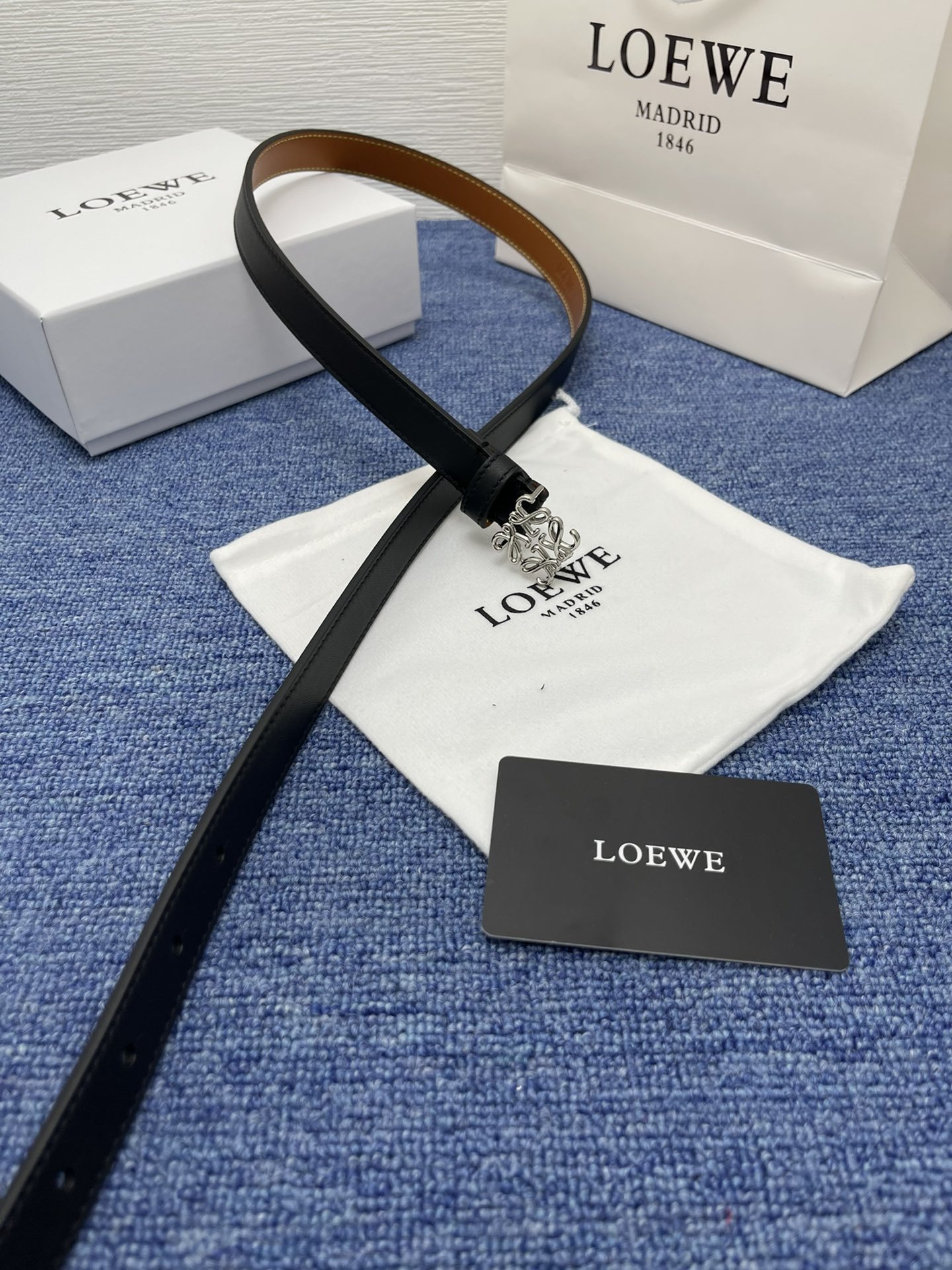 品牌罗意威描述经典系列新品腰带采用小牛皮材质完美搭配手工车线两款经典配色可搭配商务西装或更为休闲的造型腰