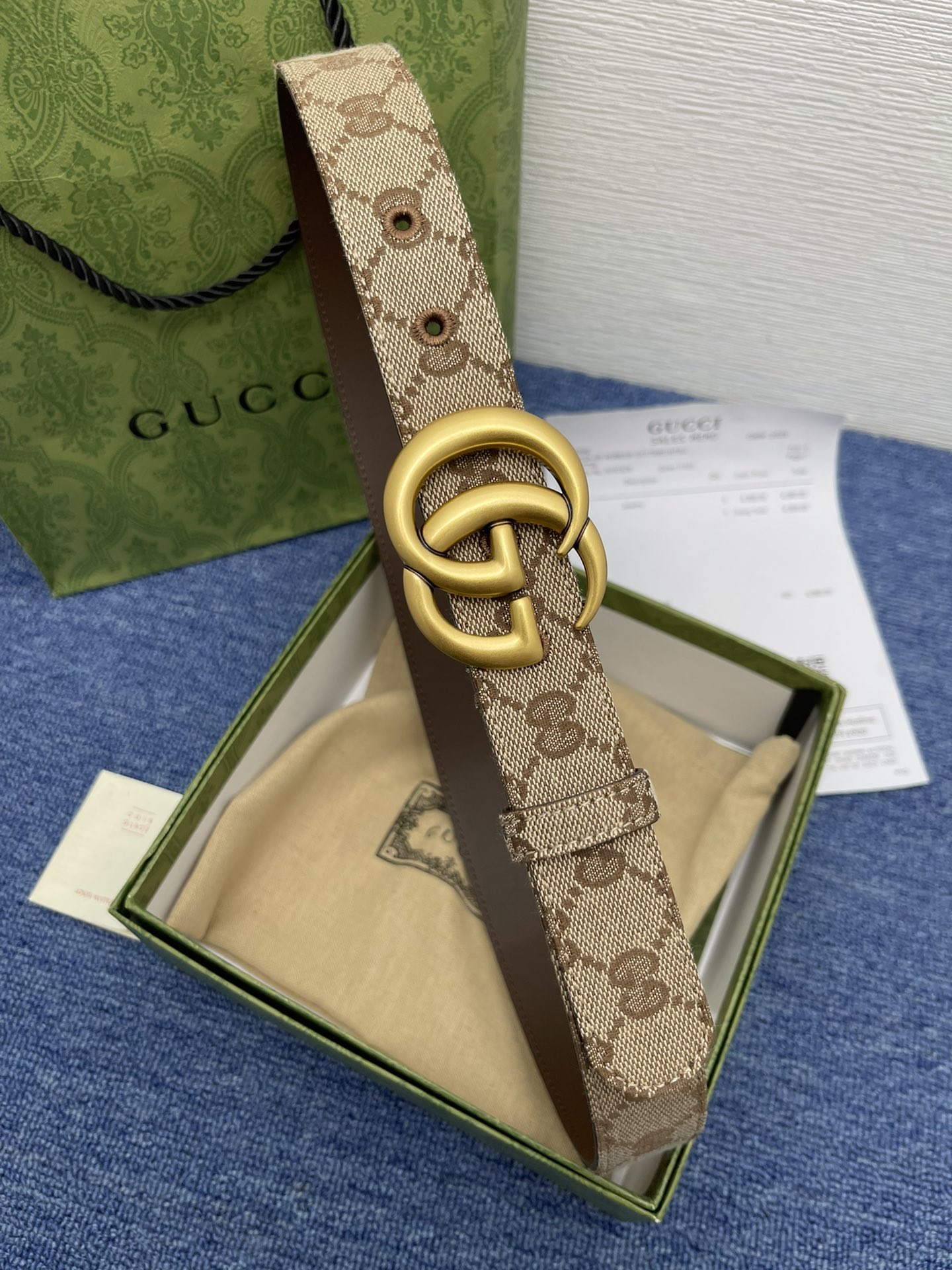 品牌古驰Gucci描述采用高级GucciSignature真皮精制而成触感厚实饰以双G商标带扣腰带为意大