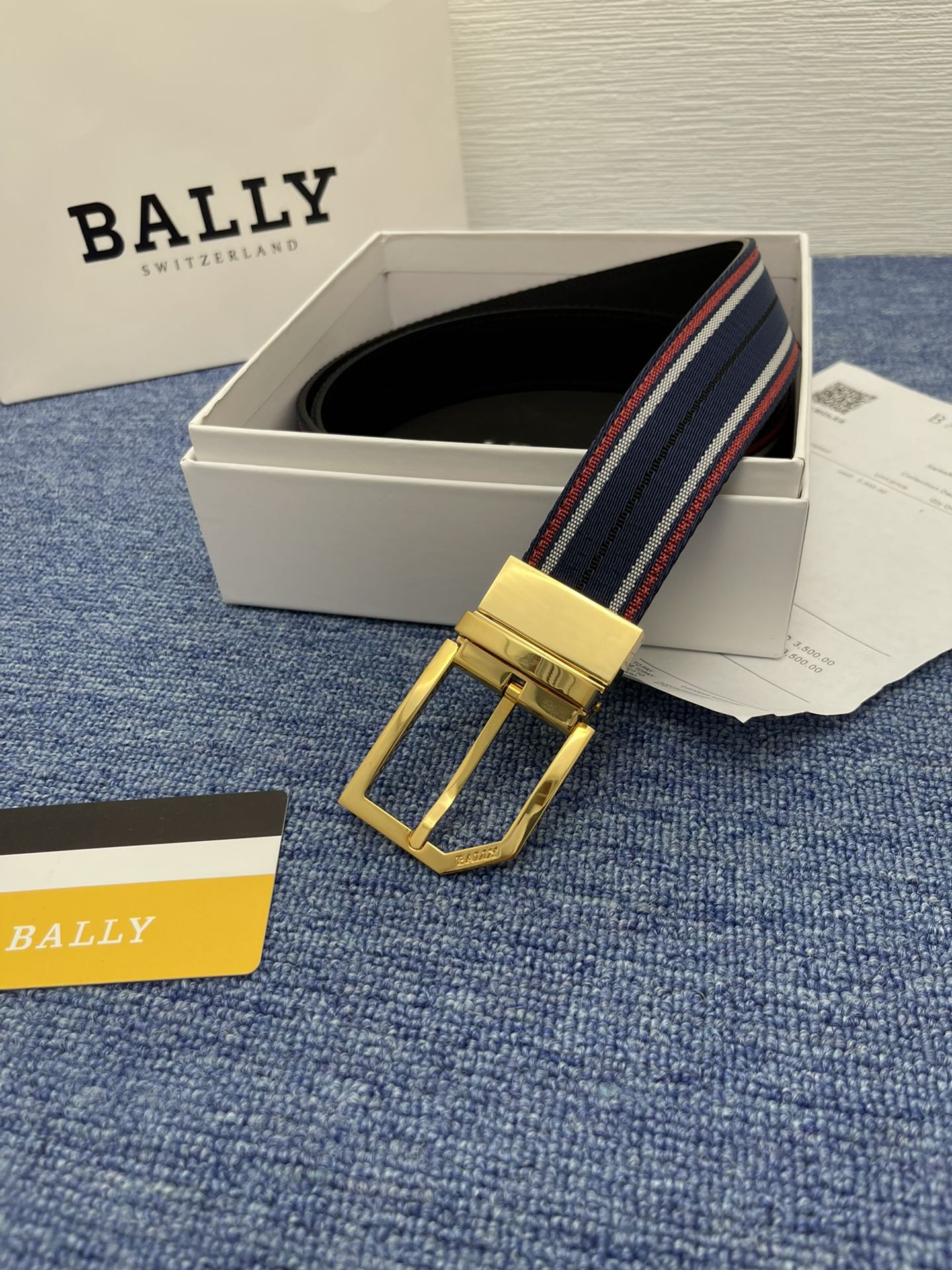 🔴 【品牌】巴利 🔴 【描述】经典系列新品腰带，采用小牛皮材质，完美搭配手工车线，经典配色，可搭配商务西