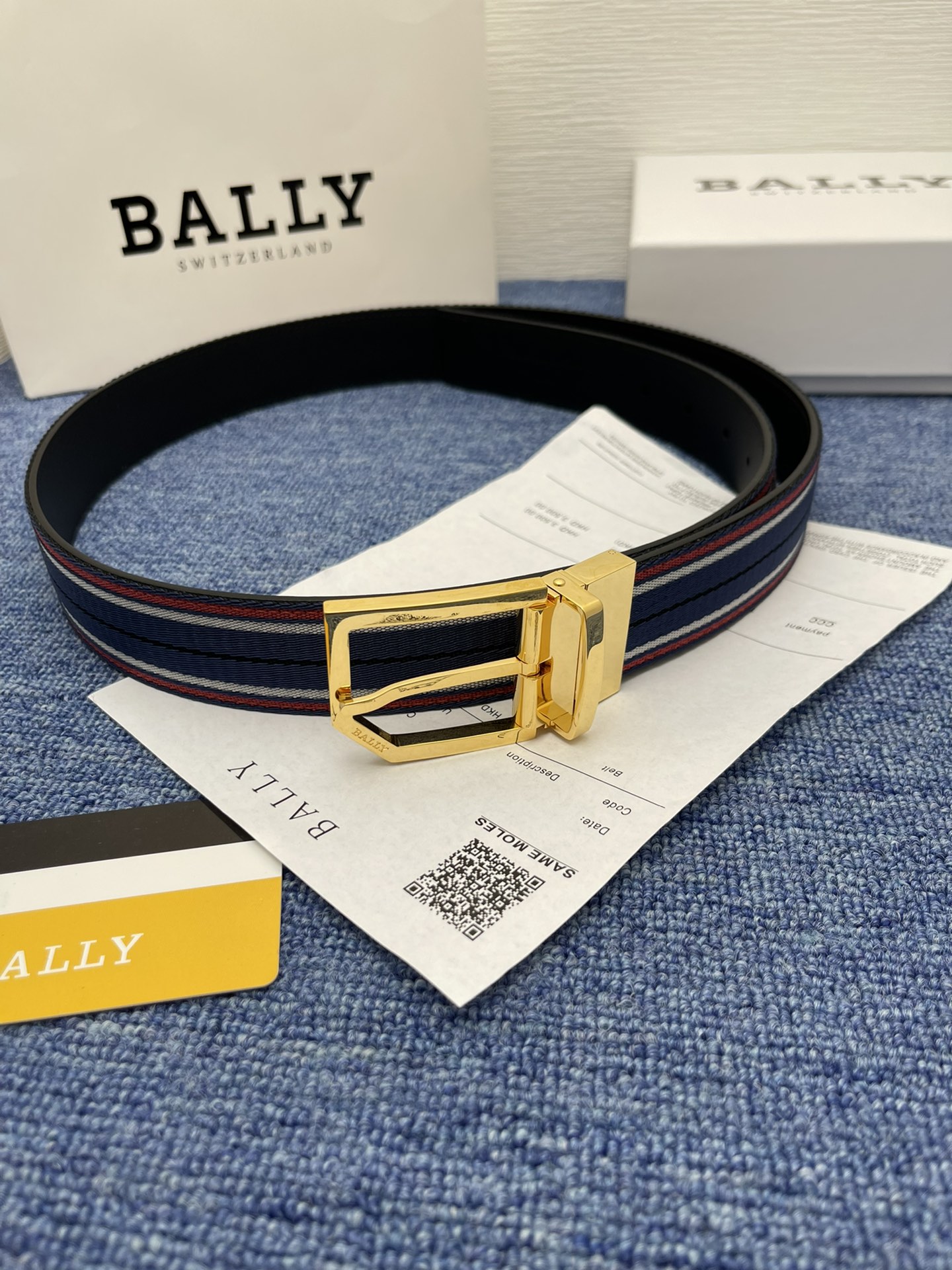 🔴 【品牌】巴利 🔴 【描述】经典系列新品腰带，采用小牛皮材质，完美搭配手工车线，经典配色，可搭配商务西