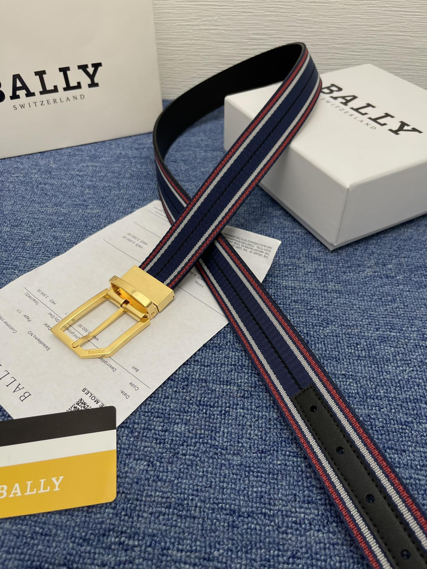 🔴 【品牌】巴利 🔴 【描述】经典系列新品腰带，采用小牛皮材质，完美搭配手工车线，经典配色，可搭配商务西