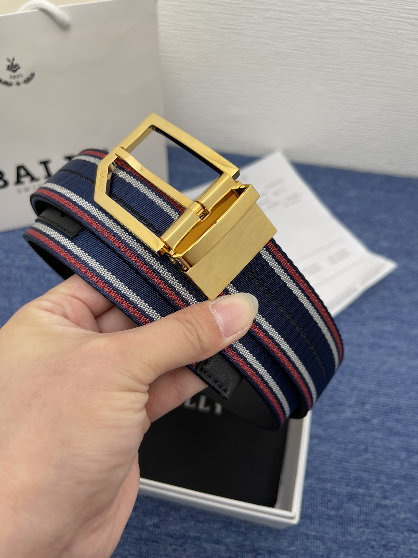 🔴 【品牌】巴利 🔴 【描述】经典系列新品腰带，采用小牛皮材质，完美搭配手工车线，经典配色，可搭配商务西