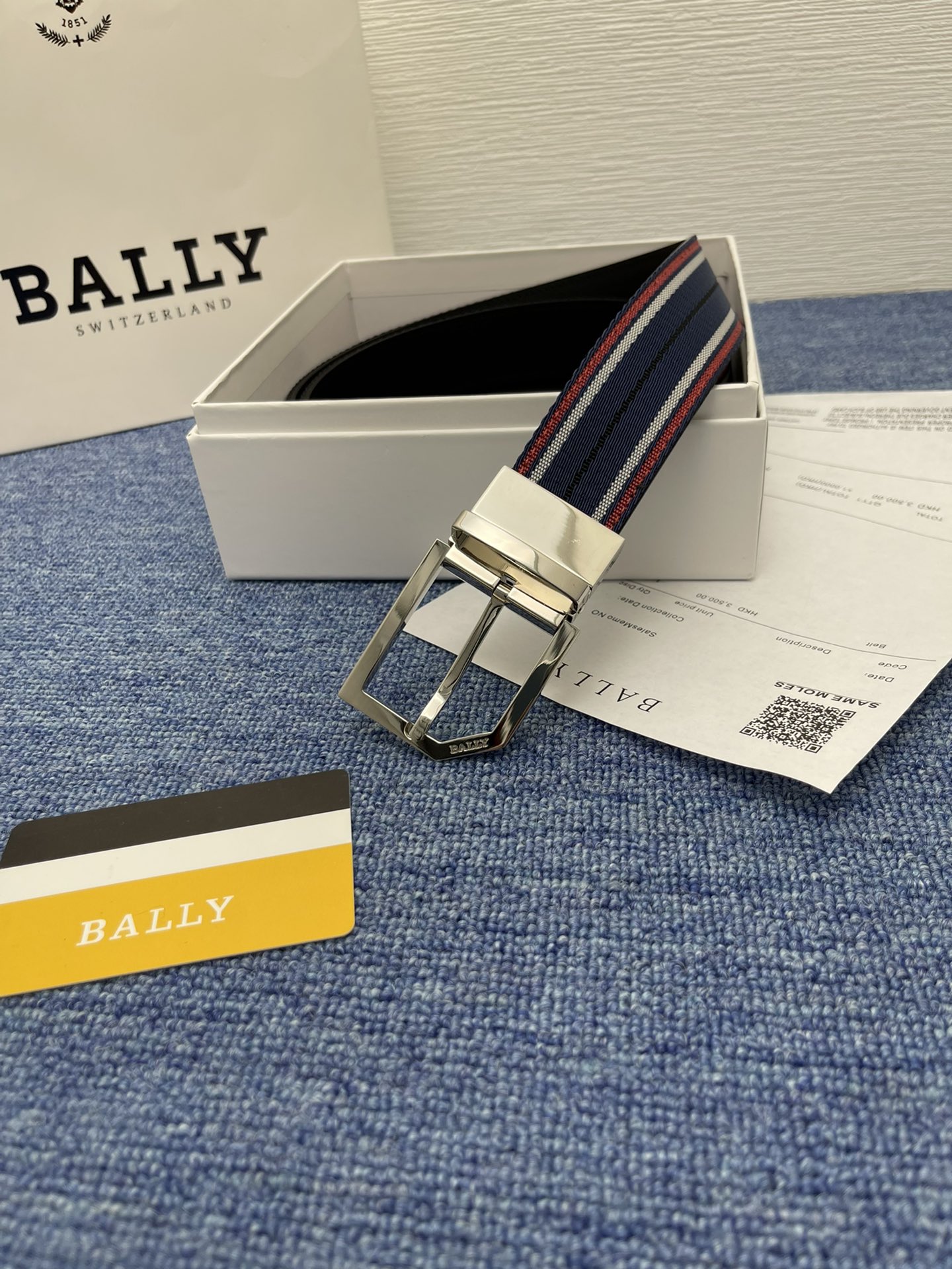 🔴 【品牌】巴利 🔴 【描述】经典系列新品腰带，采用小牛皮材质，完美搭配手工车线，经典配色，可搭配商务西