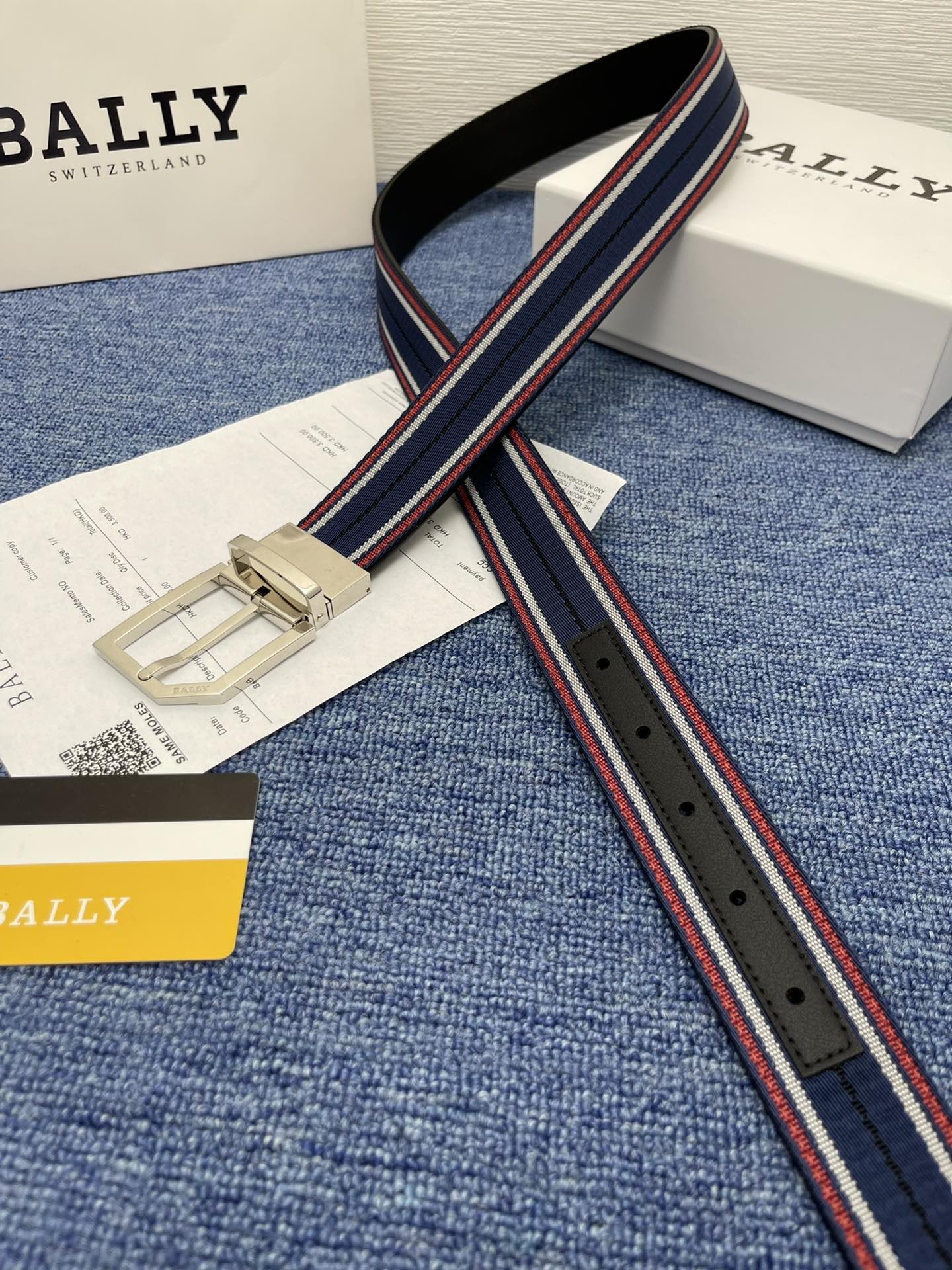 🔴 【品牌】巴利 🔴 【描述】经典系列新品腰带，采用小牛皮材质，完美搭配手工车线，经典配色，可搭配商务西
