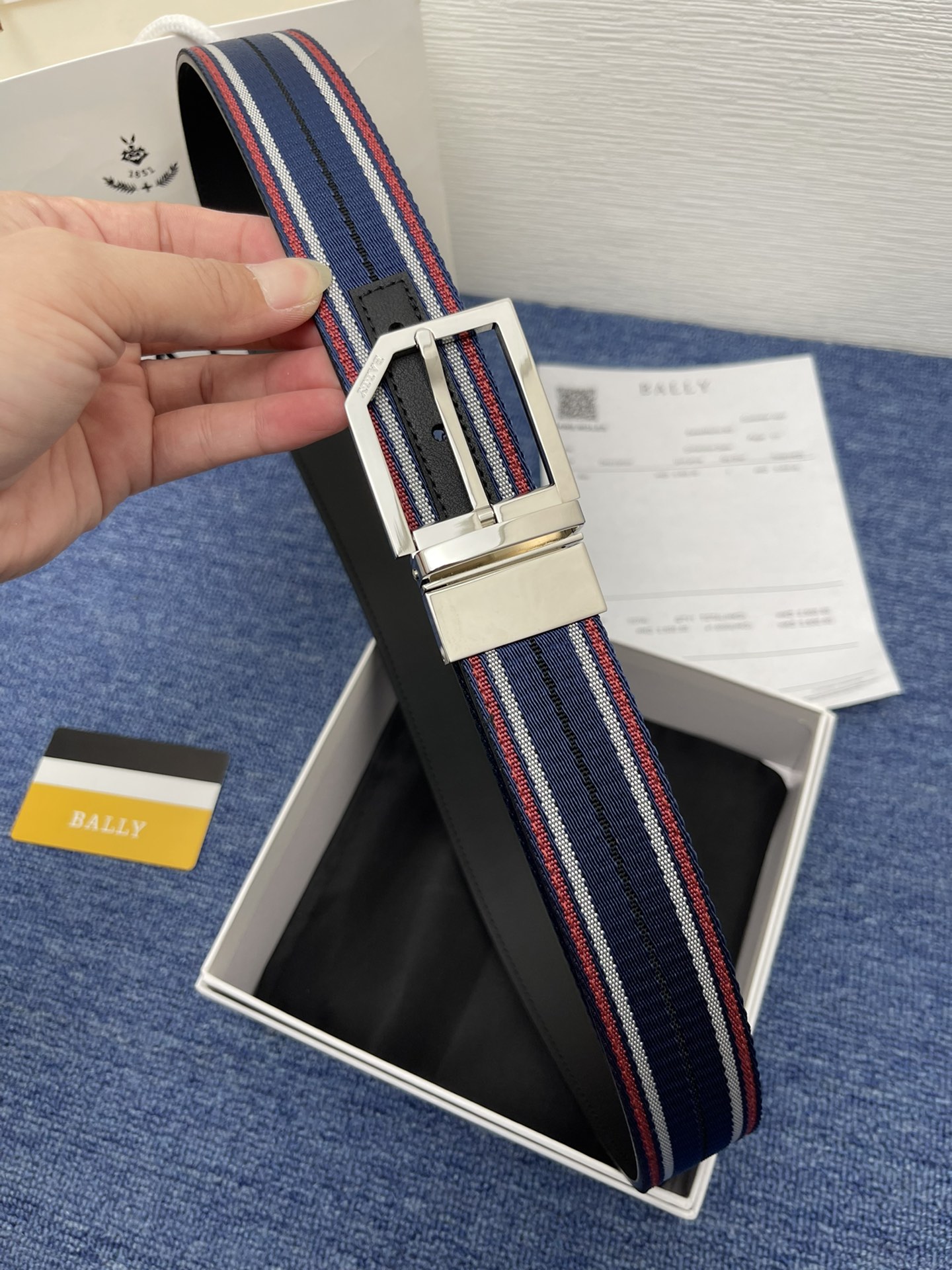 🔴 【品牌】巴利 🔴 【描述】经典系列新品腰带，采用小牛皮材质，完美搭配手工车线，经典配色，可搭配商务西