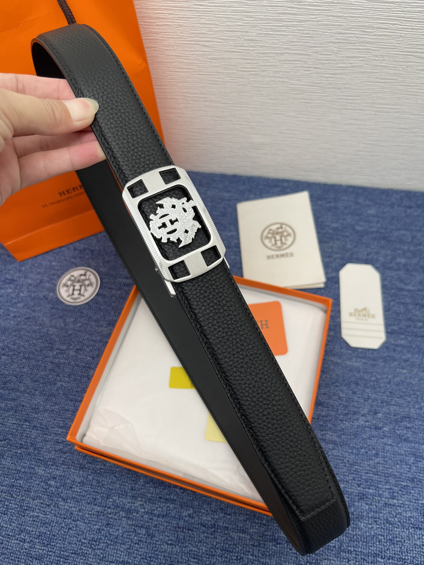 🔴 【品牌】爱马仕自动扣         
🔴 【描述】双面原版皮，原板扣、这款饰有带扣的腰带配以水牛皮
