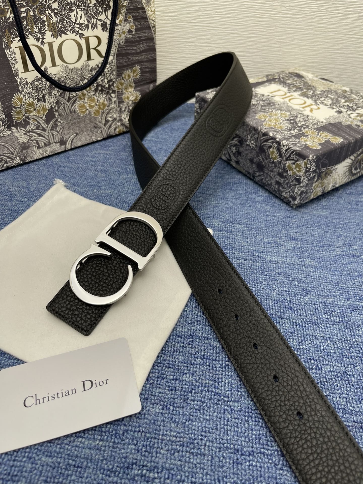 迪奥5504.0cm这款MontaigneAvenue腰带从同名手袋汲取灵感采用黑色光滑牛皮革精心制作质