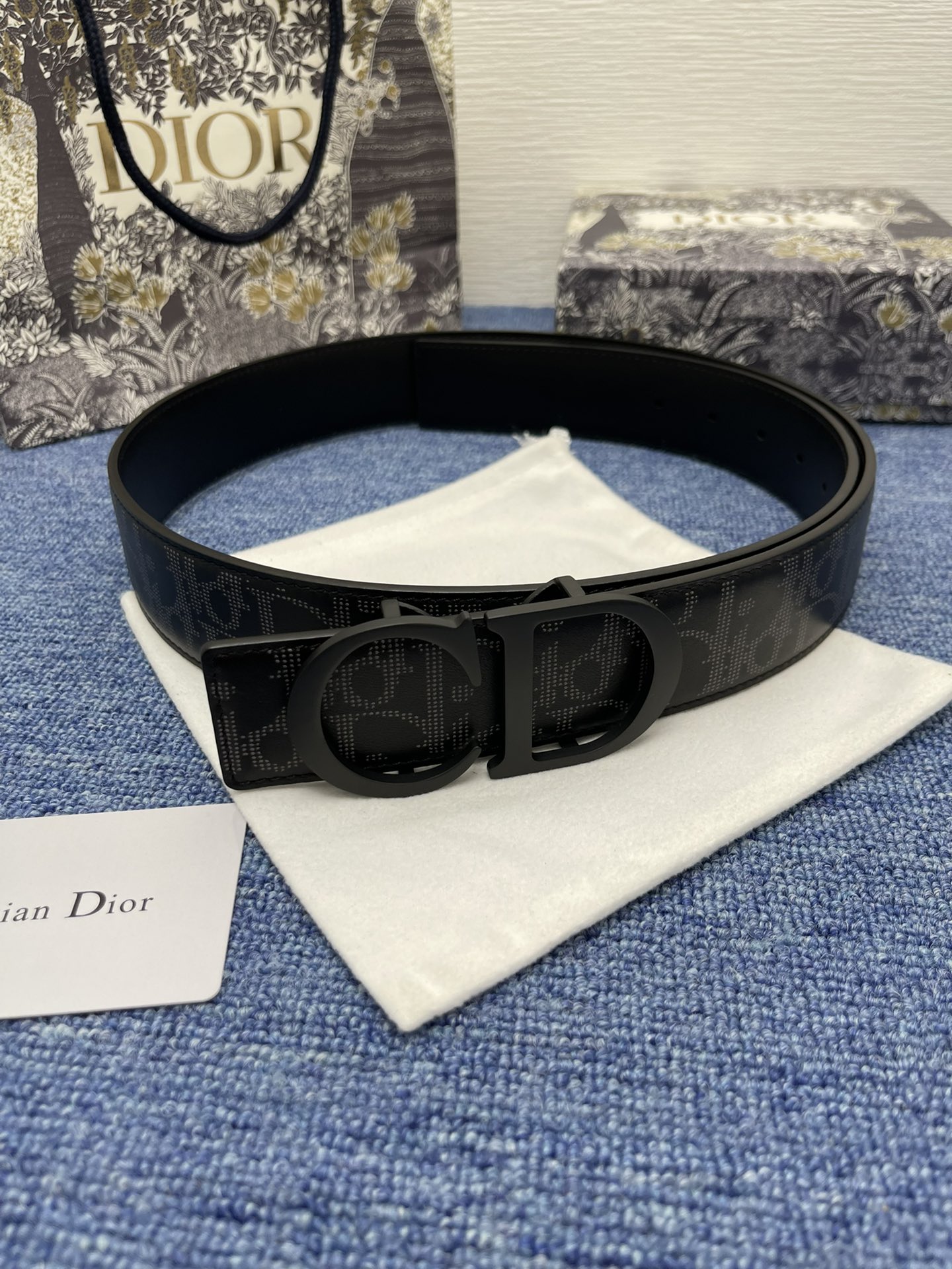 迪奥5504.0cm这款MontaigneAvenue腰带从同名手袋汲取灵感采用黑色光滑牛皮革精心制作质