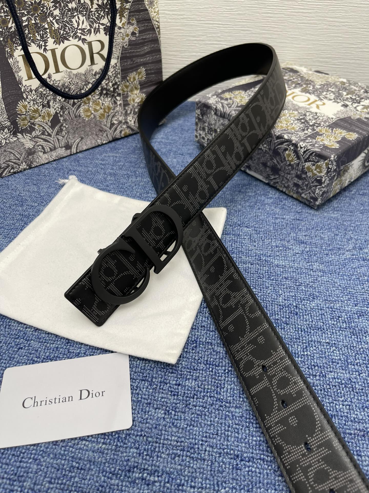 迪奥5504.0cm这款MontaigneAvenue腰带从同名手袋汲取灵感采用黑色光滑牛皮革精心制作质