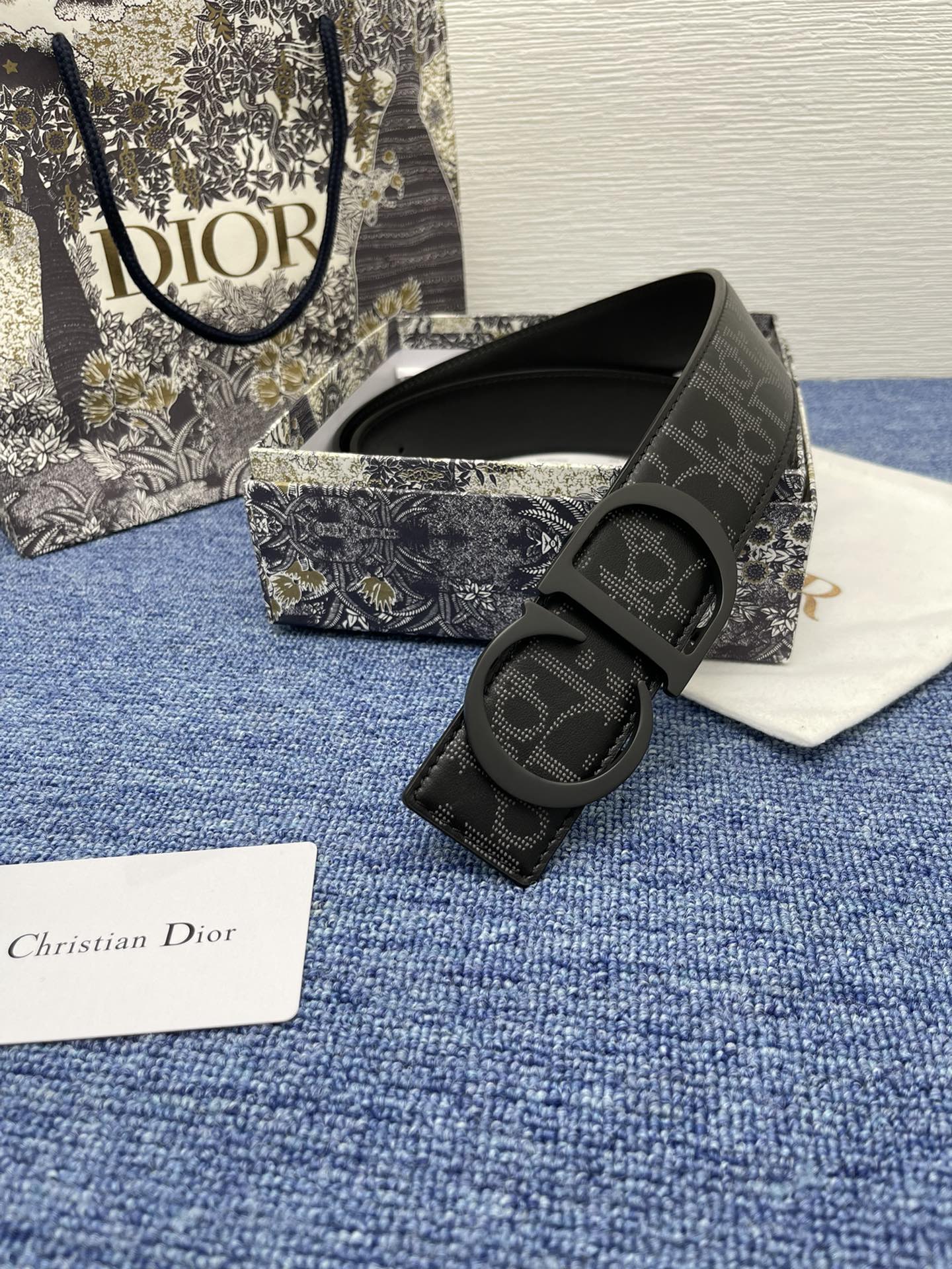 迪奥5504.0cm这款MontaigneAvenue腰带从同名手袋汲取灵感采用黑色光滑牛皮革精心制作质