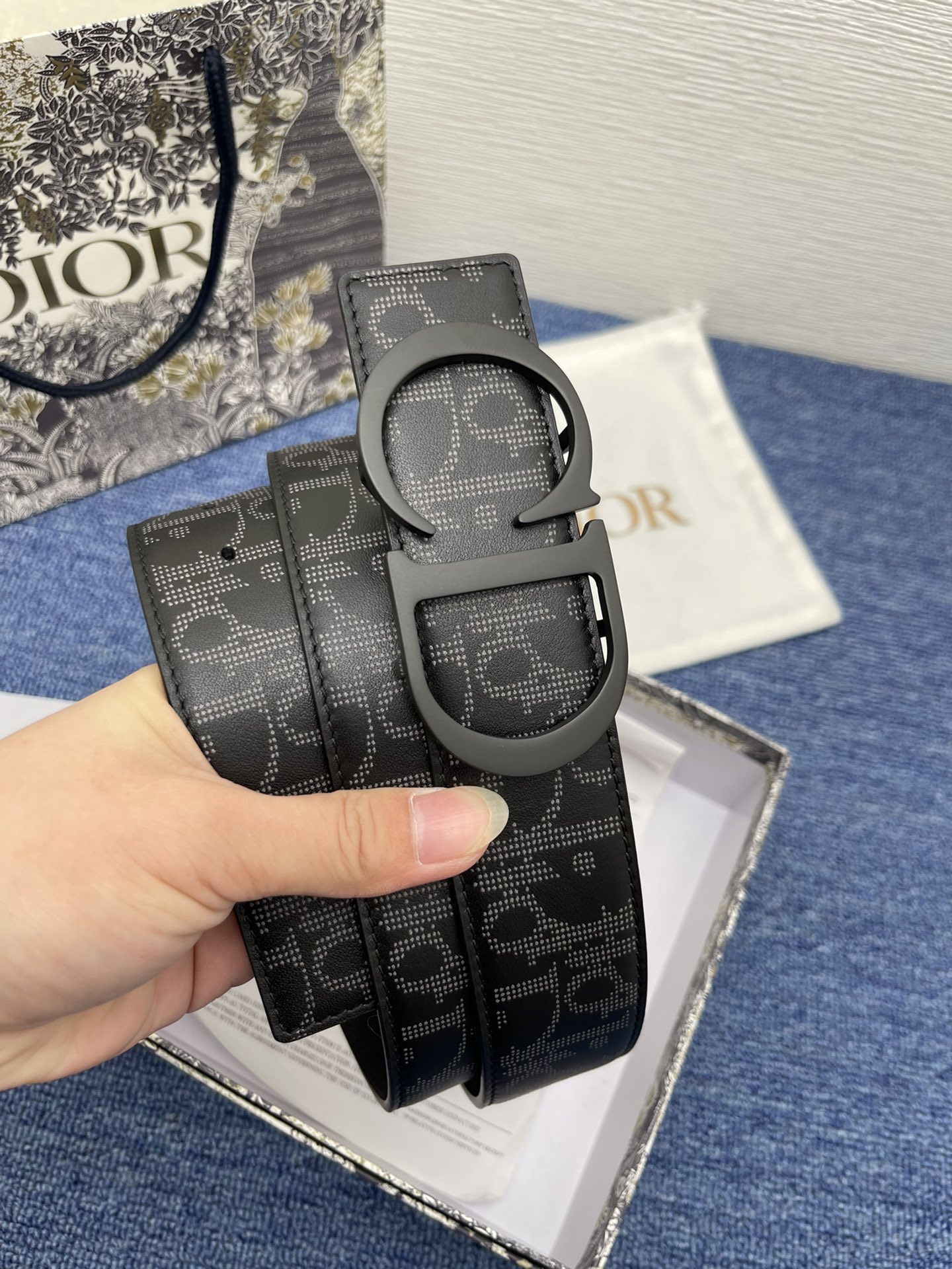 迪奥5504.0cm这款MontaigneAvenue腰带从同名手袋汲取灵感采用黑色光滑牛皮革精心制作质