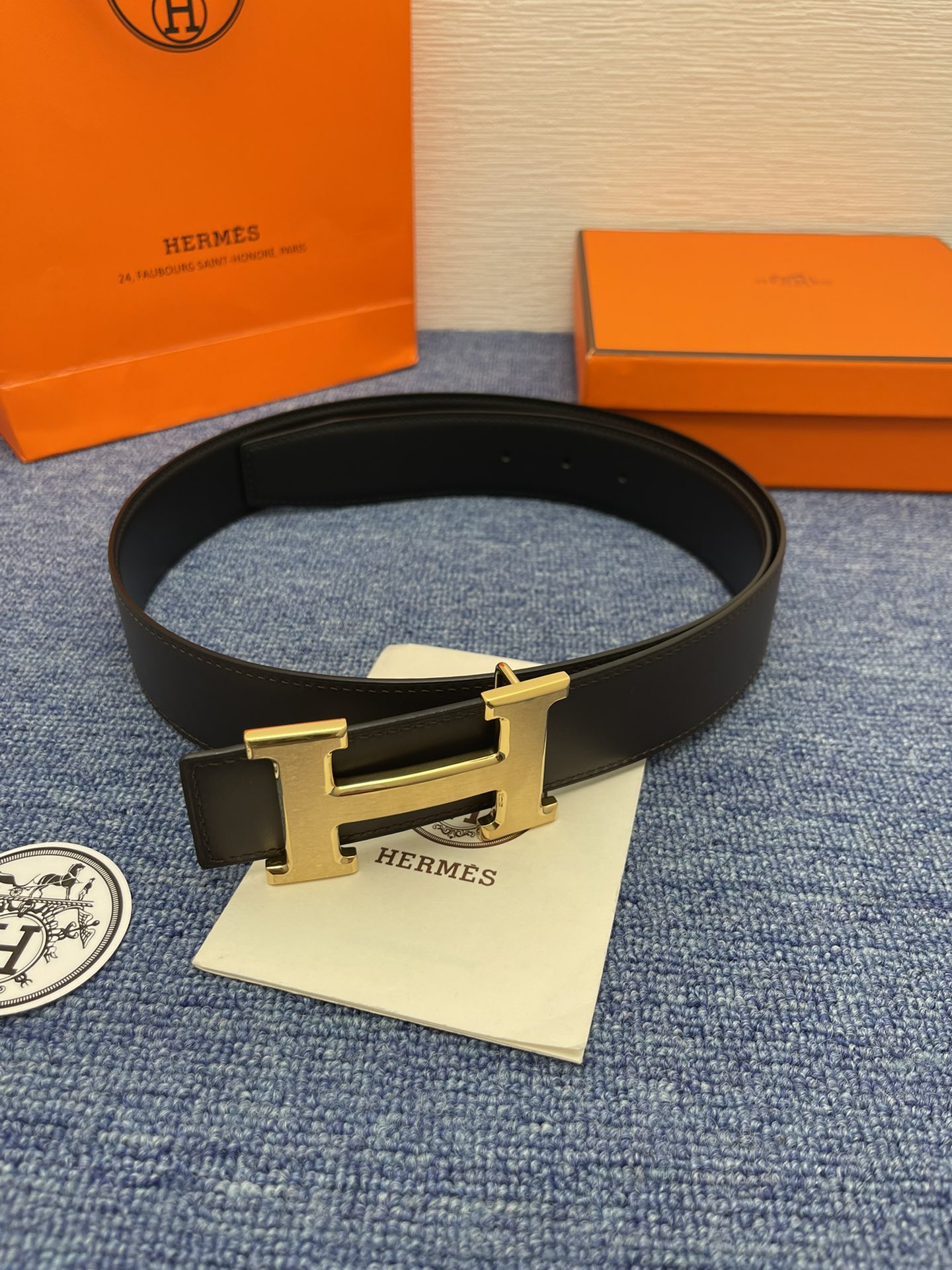🔴 【品牌】爱马仕 🔴 【描述】采用高级真皮精制而成，触感厚实，饰以商标带扣。腰带为意大利尺寸，请在购买